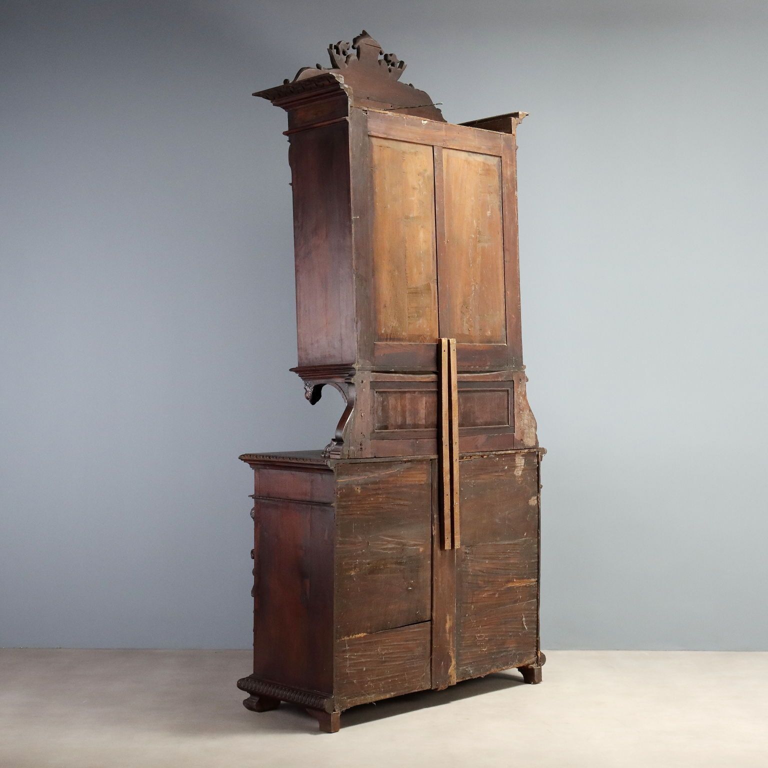 photo buy Antiek kastmeubel neo-renaissance walnoot Italië 19e eeuw