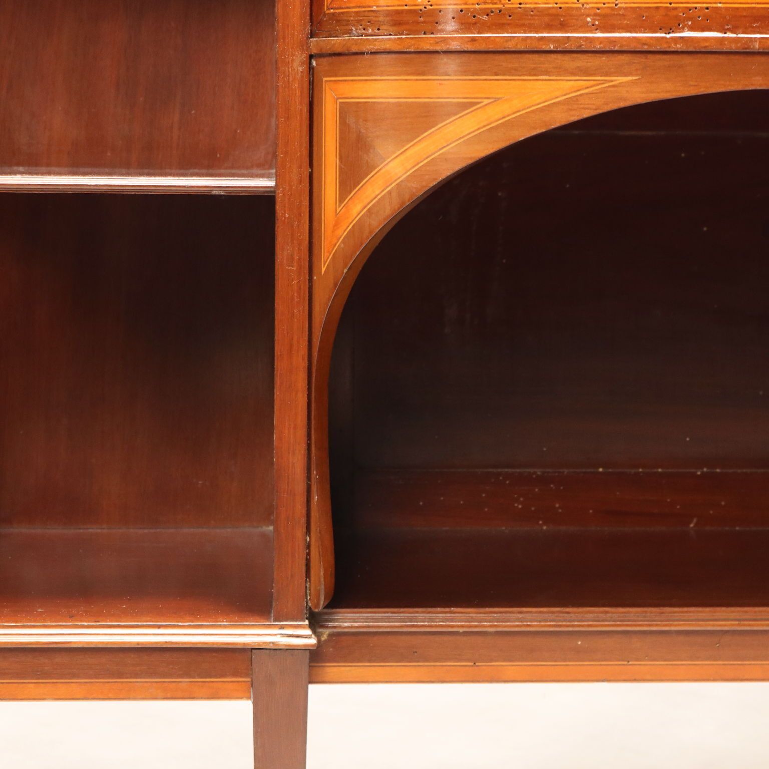 photo furniture Vitrine en acajou avec incrustations en érable