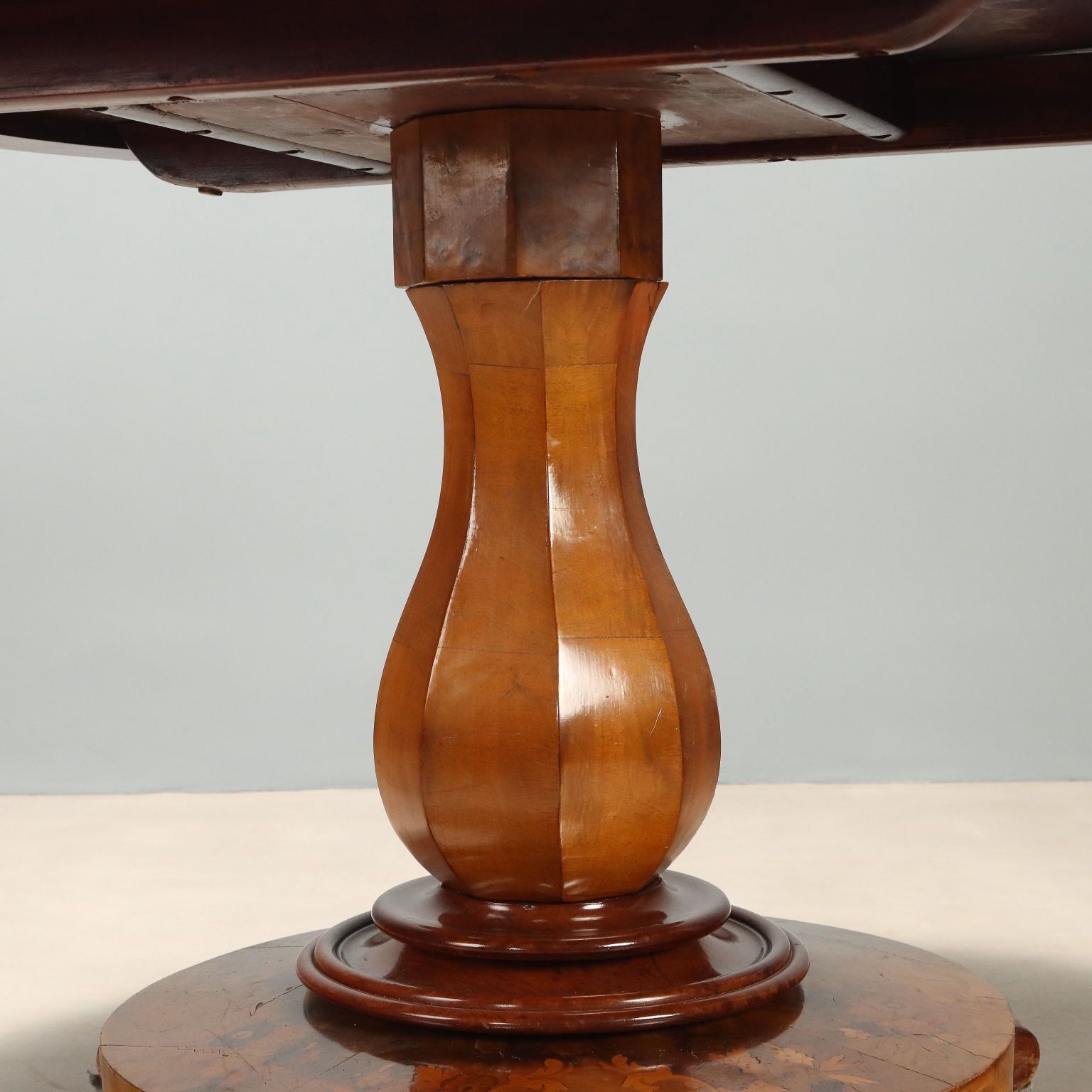Wortelnoten en mahonie tafel   Nederland begin 20e eeuw photo vintage