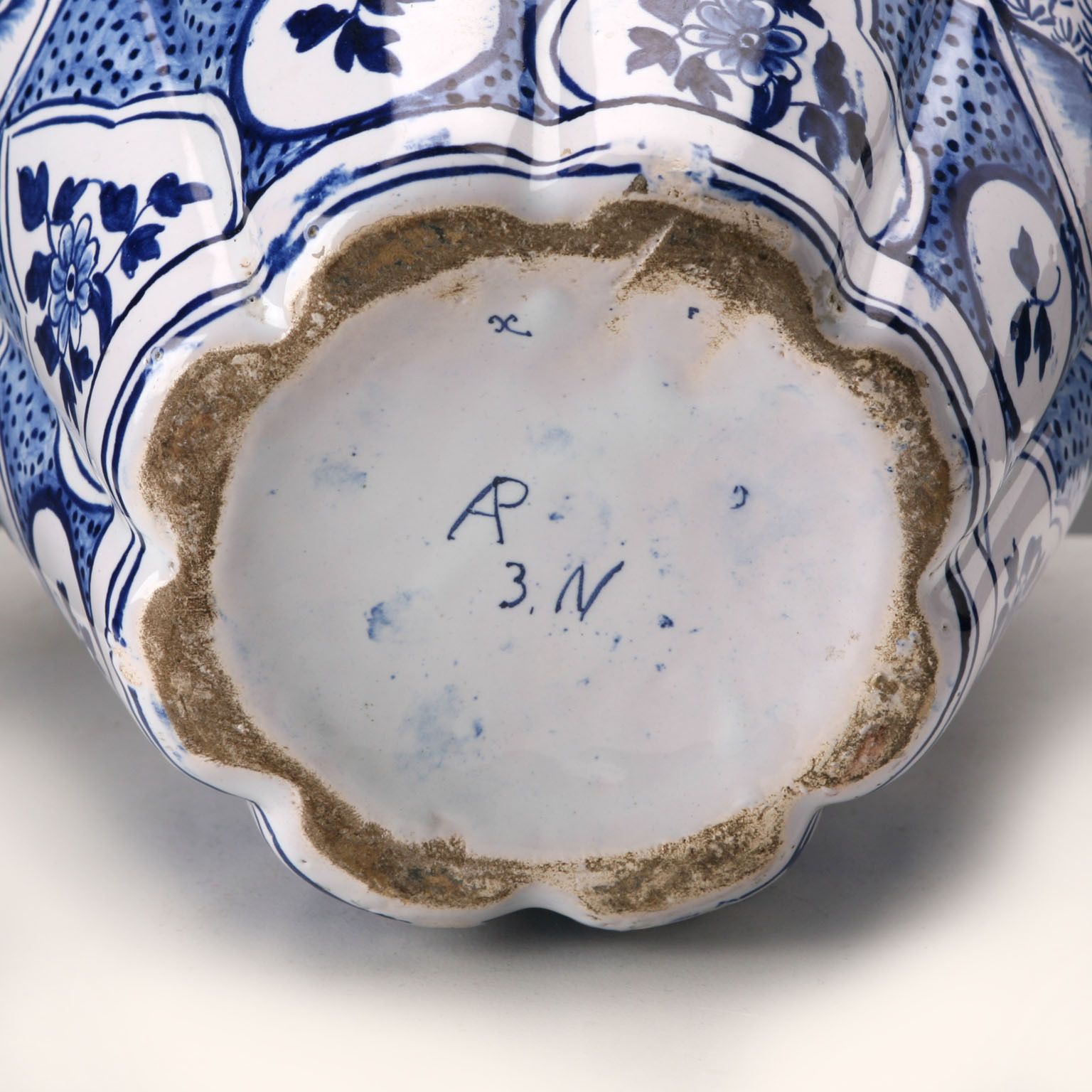 photo furniture Vase d'époque avec couvercle en majolique, manufacture Aprey, France, XXe siècle