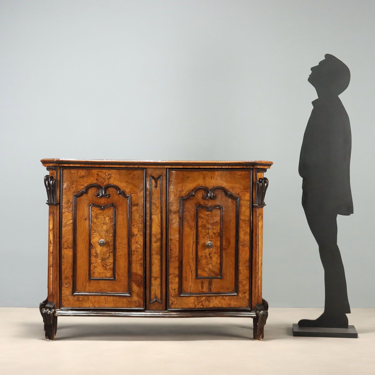 Armoire baroque d'époque en noyer et sapin, Italie, XVIIIe siècle photo for sale