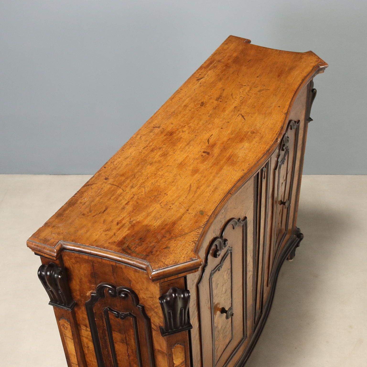 Mobilier Armoire baroque d'époque en noyer et sapin, Italie, XVIIIe siècle photo