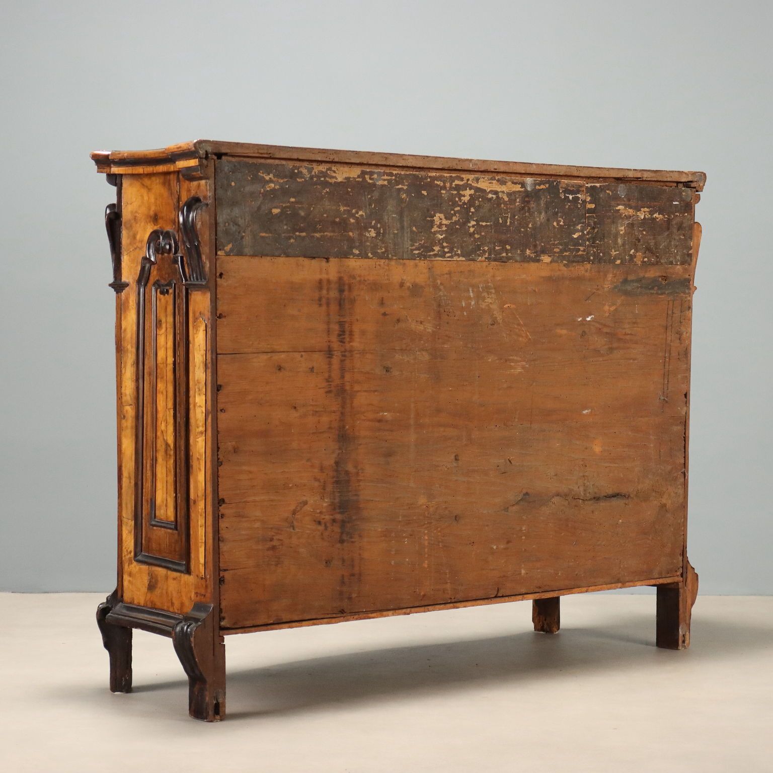 1850.0 Armoire baroque d'époque en noyer et sapin, Italie, XVIIIe siècle photo