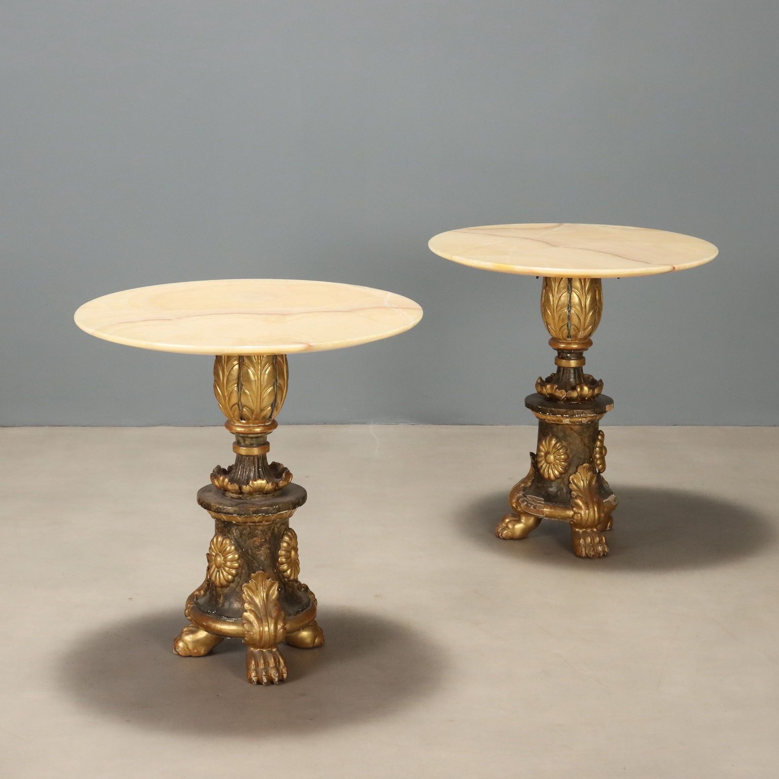 Kleine antieke tafels, albast, gesneden hout, Italië, 19e eeuw