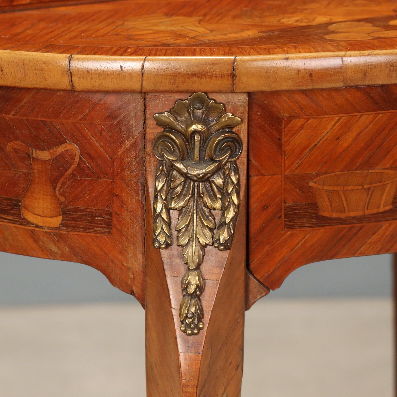 Bureau d'époque en bois de rose, applications en bronze doré, Italie, XXe siècle photo vintage