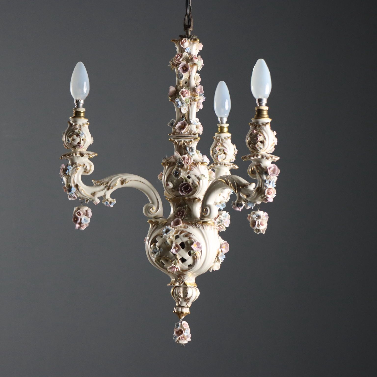 Lustre en céramique à sujets floraux, Italie, XXe siècle photo vinterior