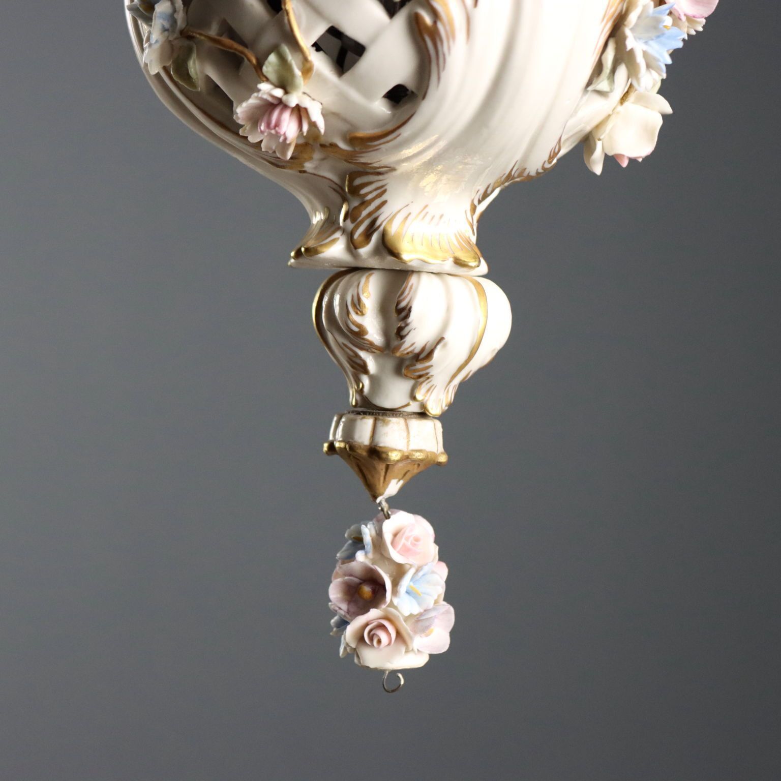 photo for sale Lustre en céramique à sujets floraux, Italie, XXe siècle