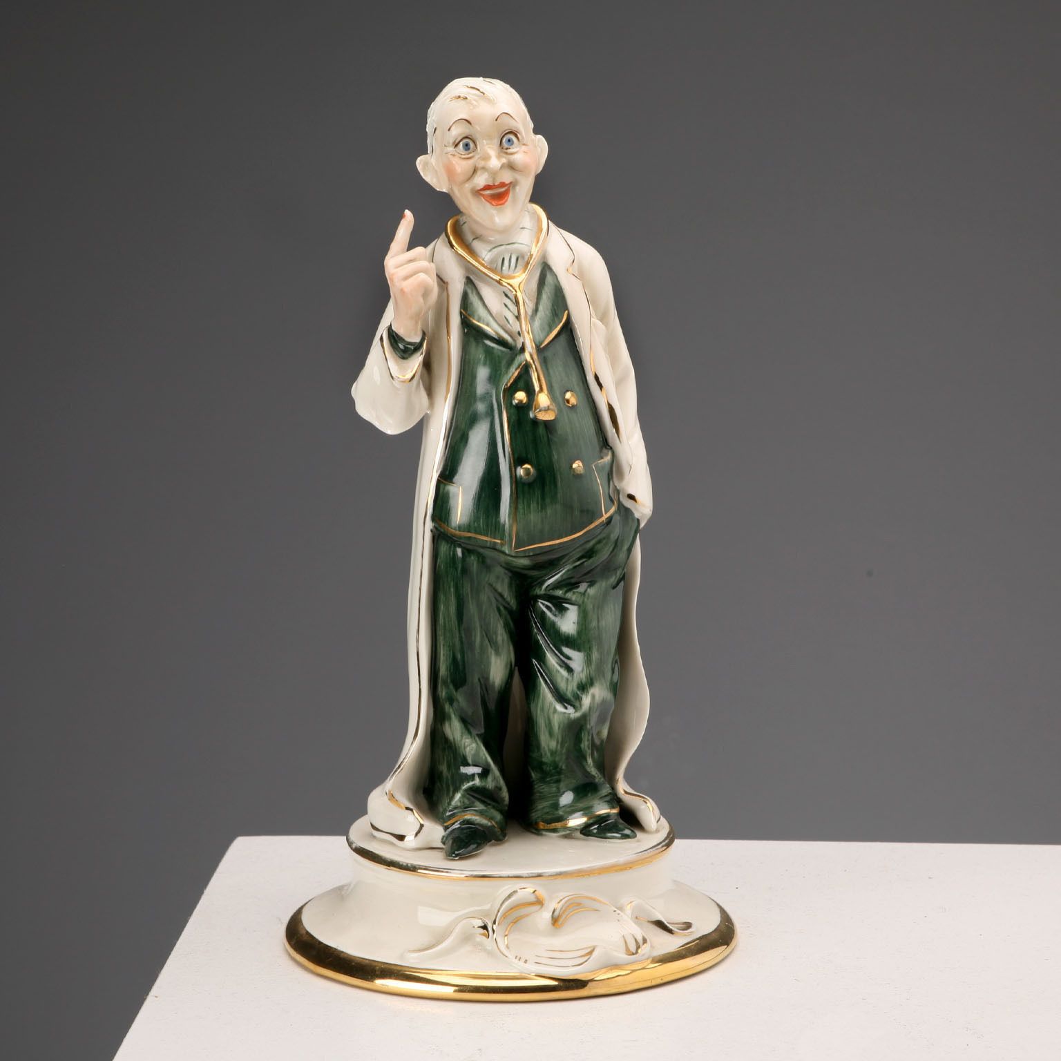 Figurine miniature de médecin en porcelaine d'époque, manufacture CVS, XXe siècle
