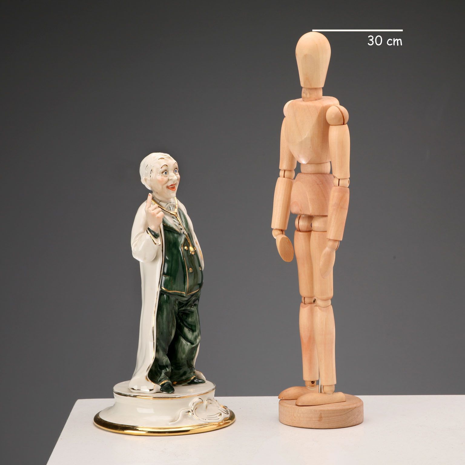 Figurine miniature de médecin en porcelaine d'époque, manufacture CVS, XXe siècle photo furniture