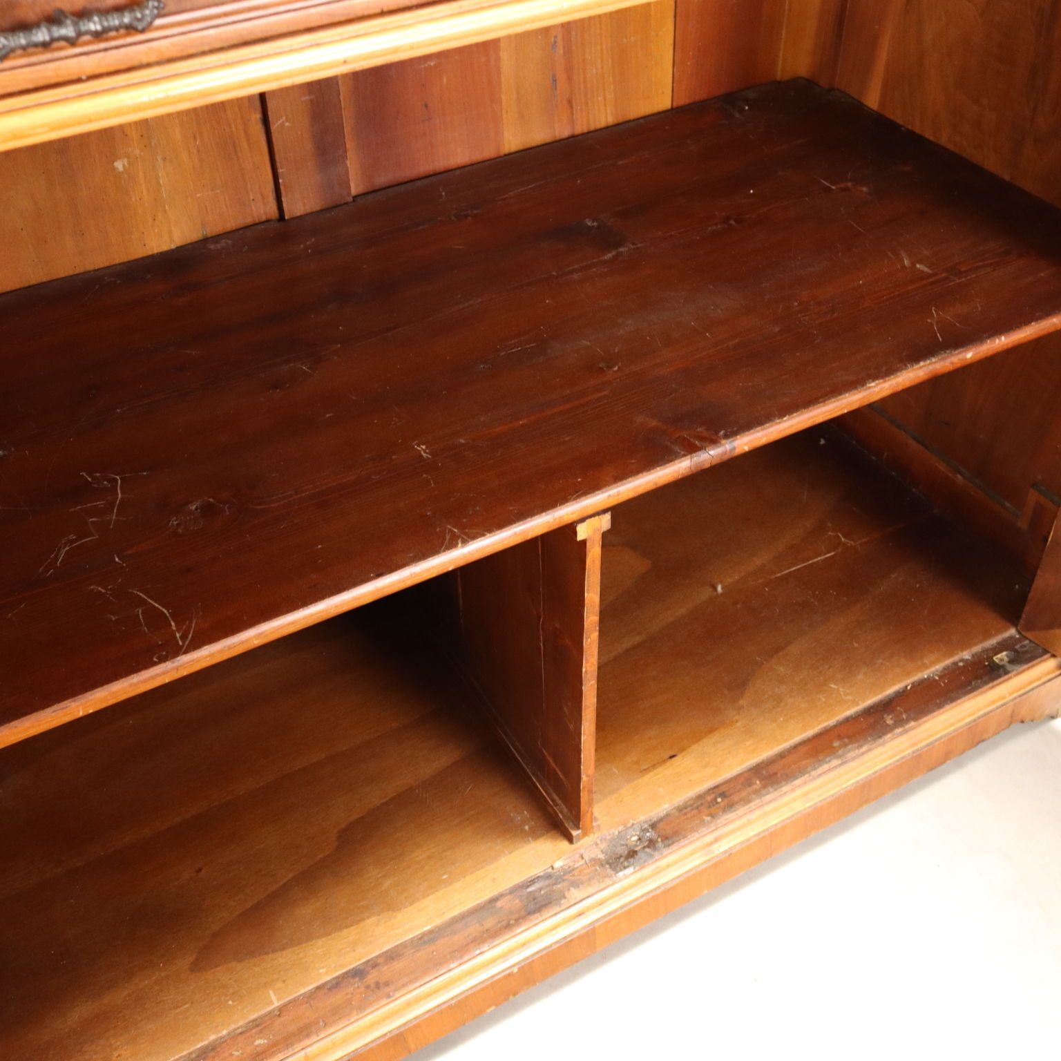 Walnoothouten Dressoir Met Glazen Vitrinekast photo vinterior