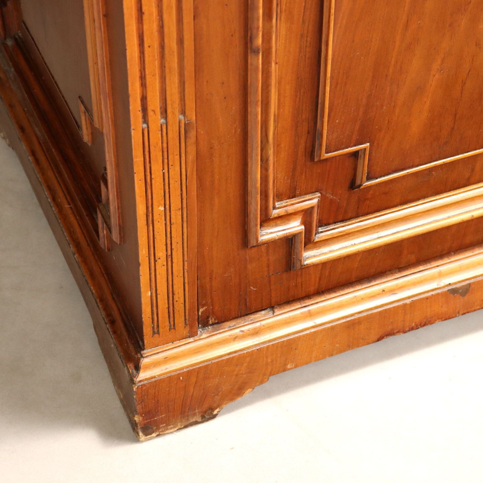 photo furniture Walnoothouten Dressoir Met Glazen Vitrinekast
