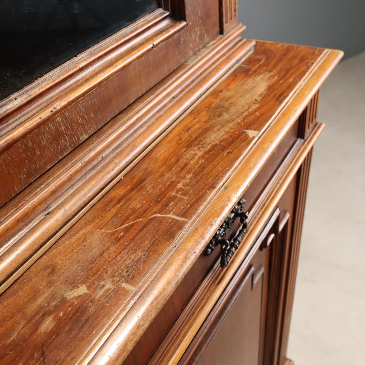 photo for sale Walnoothouten Dressoir Met Glazen Vitrinekast