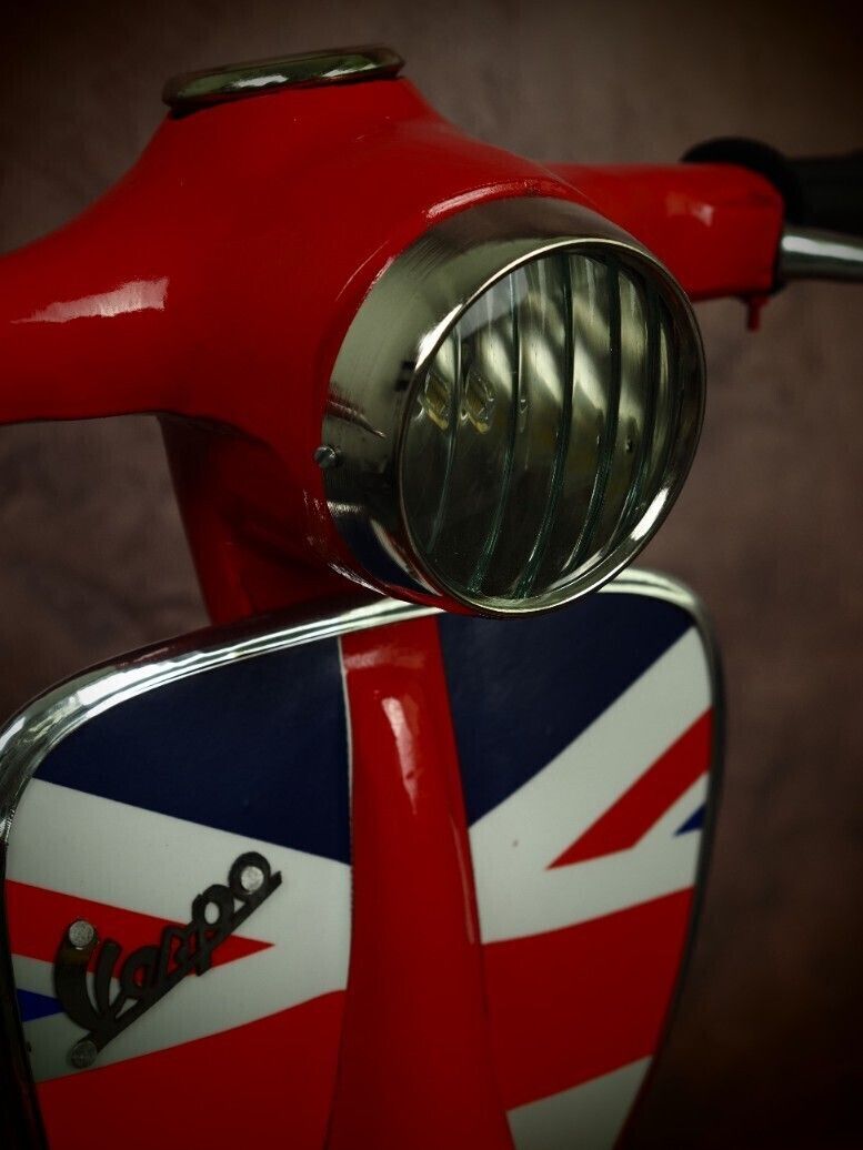Vintage Vespa Scooter Tafellamp, Union Jack Design, Stijl Met Lamp Inbegrepen, 33 cm Hoog photo for sale