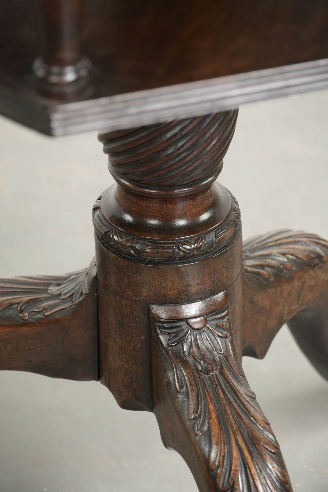 photo buy Antiek Houten Engelse Draaibare Boekenstandaard/Bijzettafel uit de 19e Eeuw met Zeshoekig Tafelblad