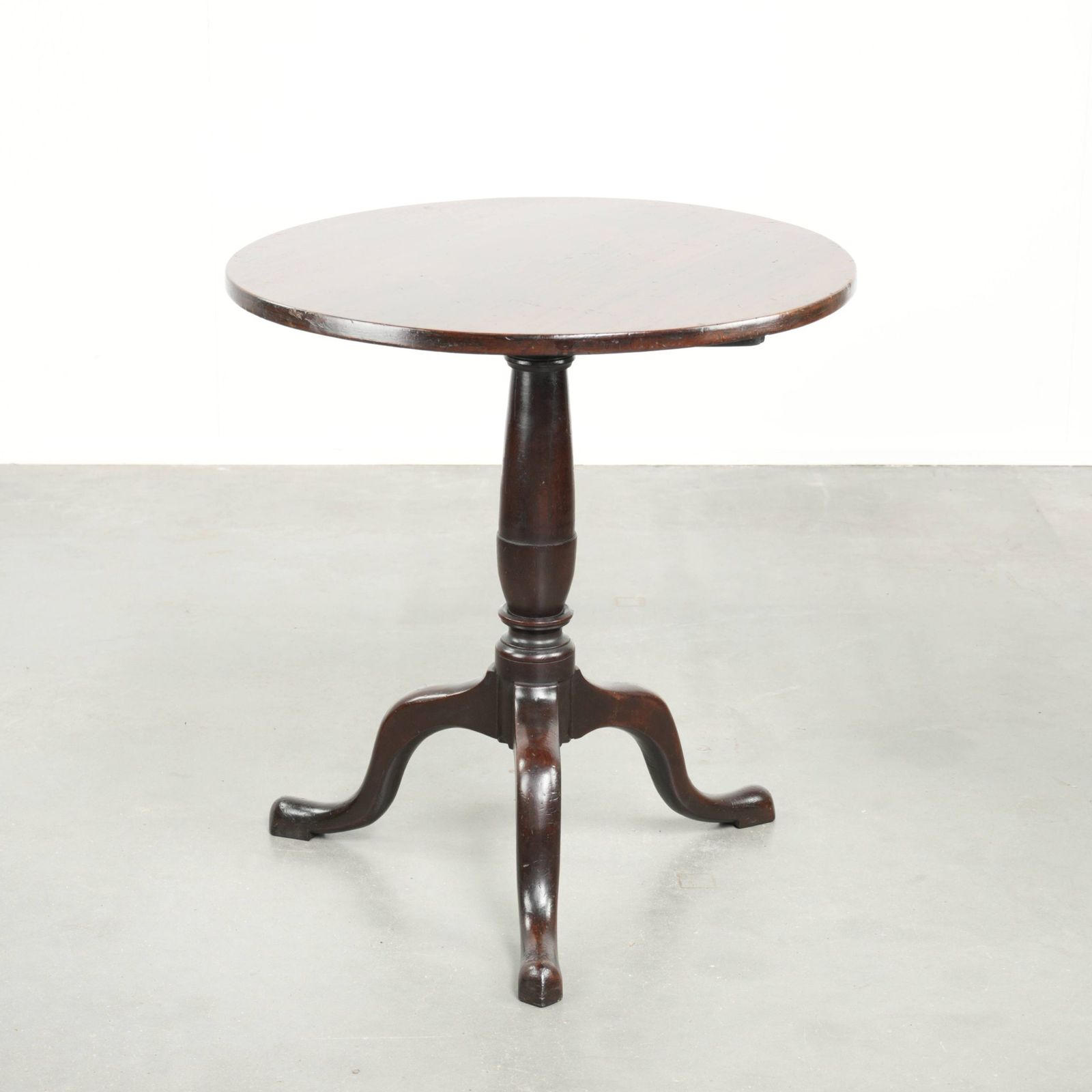 Round Antique English Tilt Top Table/Side Table From The Early 19th Century With A Beautiful Patina.