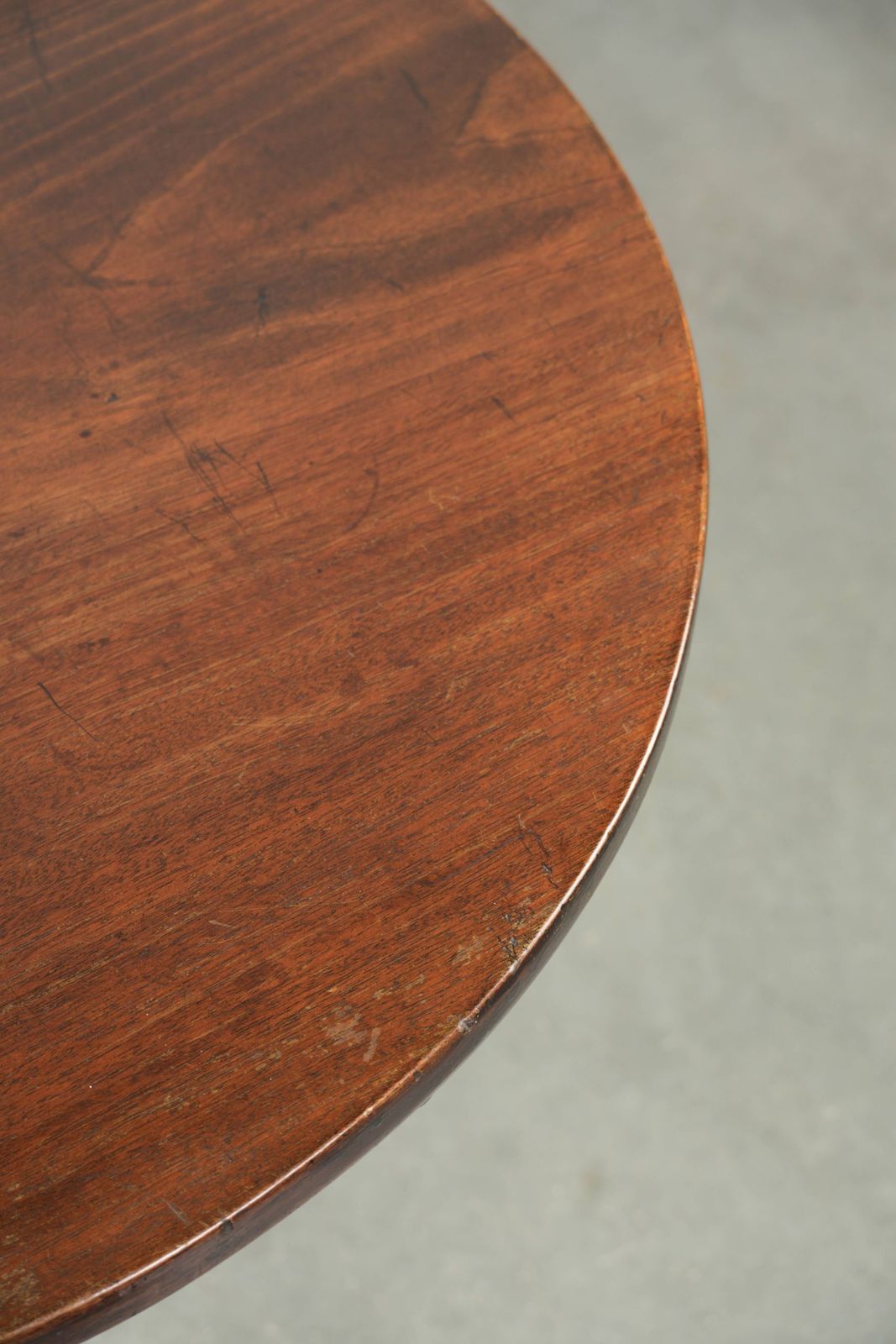 Ronde Antieke Engelse Tilt Top Tafel, Bijzettafel uit het begin van de 19e eeuw met een prachtige patina. photo vintage