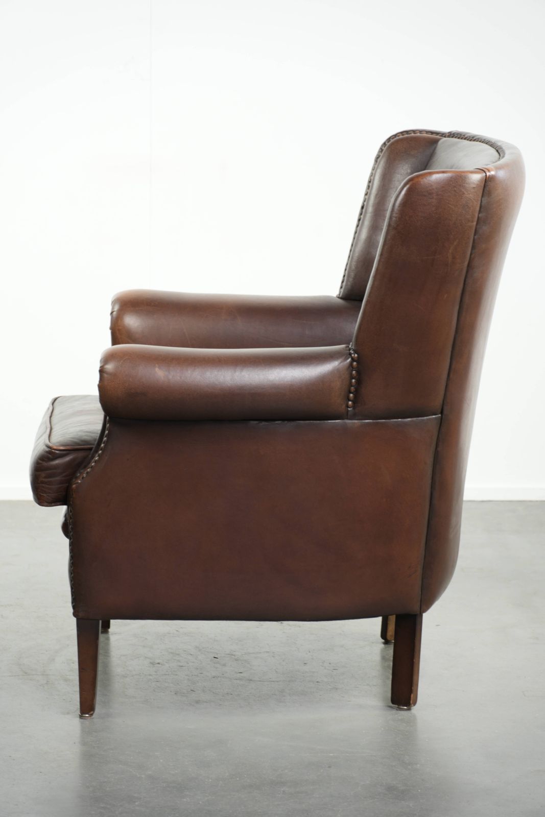 Fraaie, Subtiele Schapenleren Oorfauteuil Met Een Diepe Cognackleur En Een Comfortabele Zitting. photo 880.0