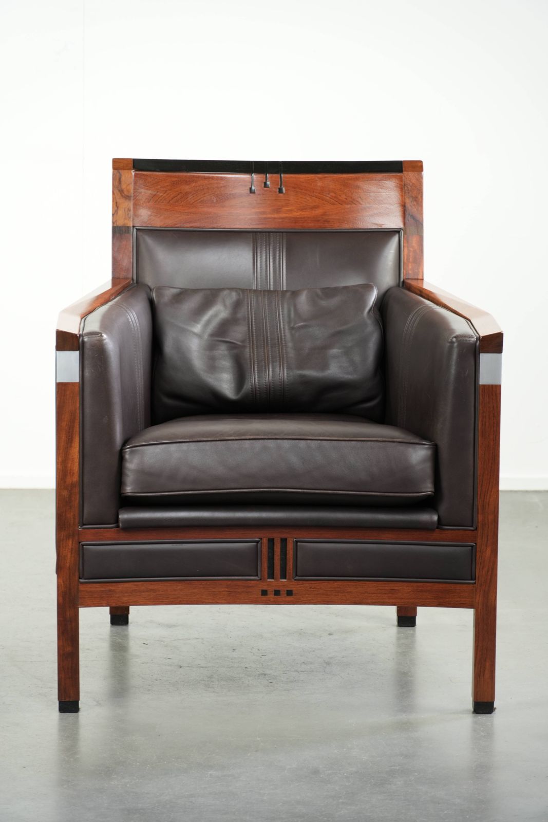 Schuitema Art Deco Design Fauteuil Uit De Decoforma Serie Met Luxueuze Donkerbruine Rundleren Bekleding photo furniture