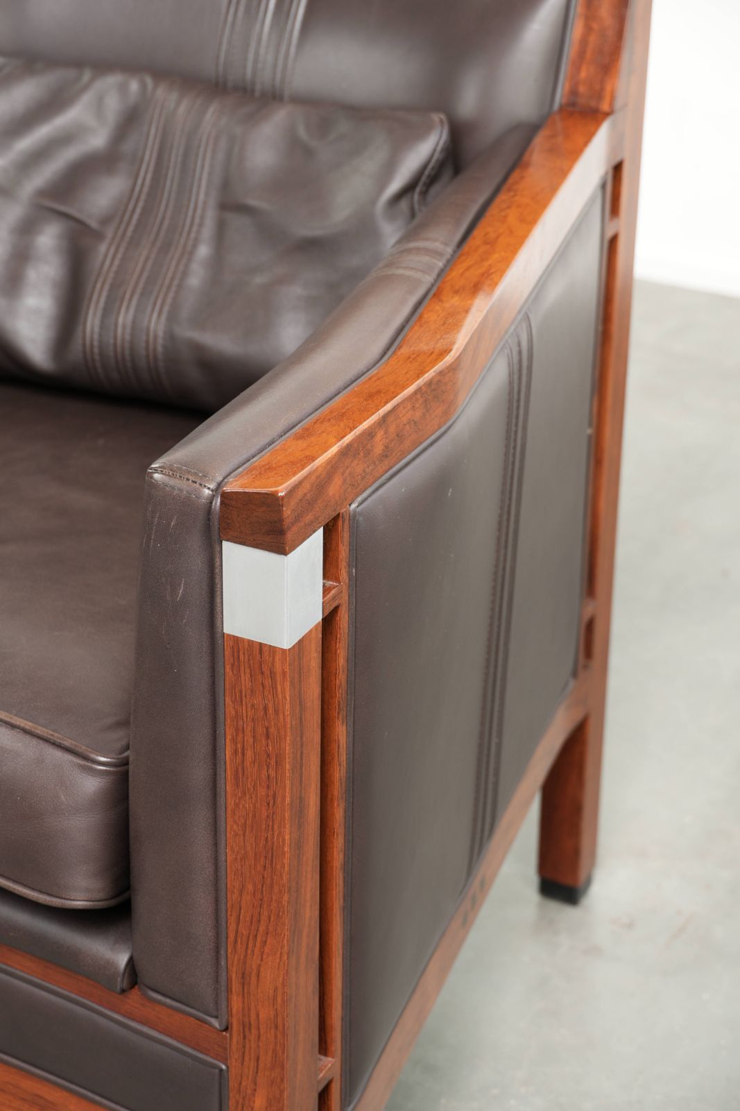 Meubels Schuitema Art Deco Design Fauteuil Uit De Decoforma Serie Met Luxueuze Donkerbruine Rundleren Bekleding photo