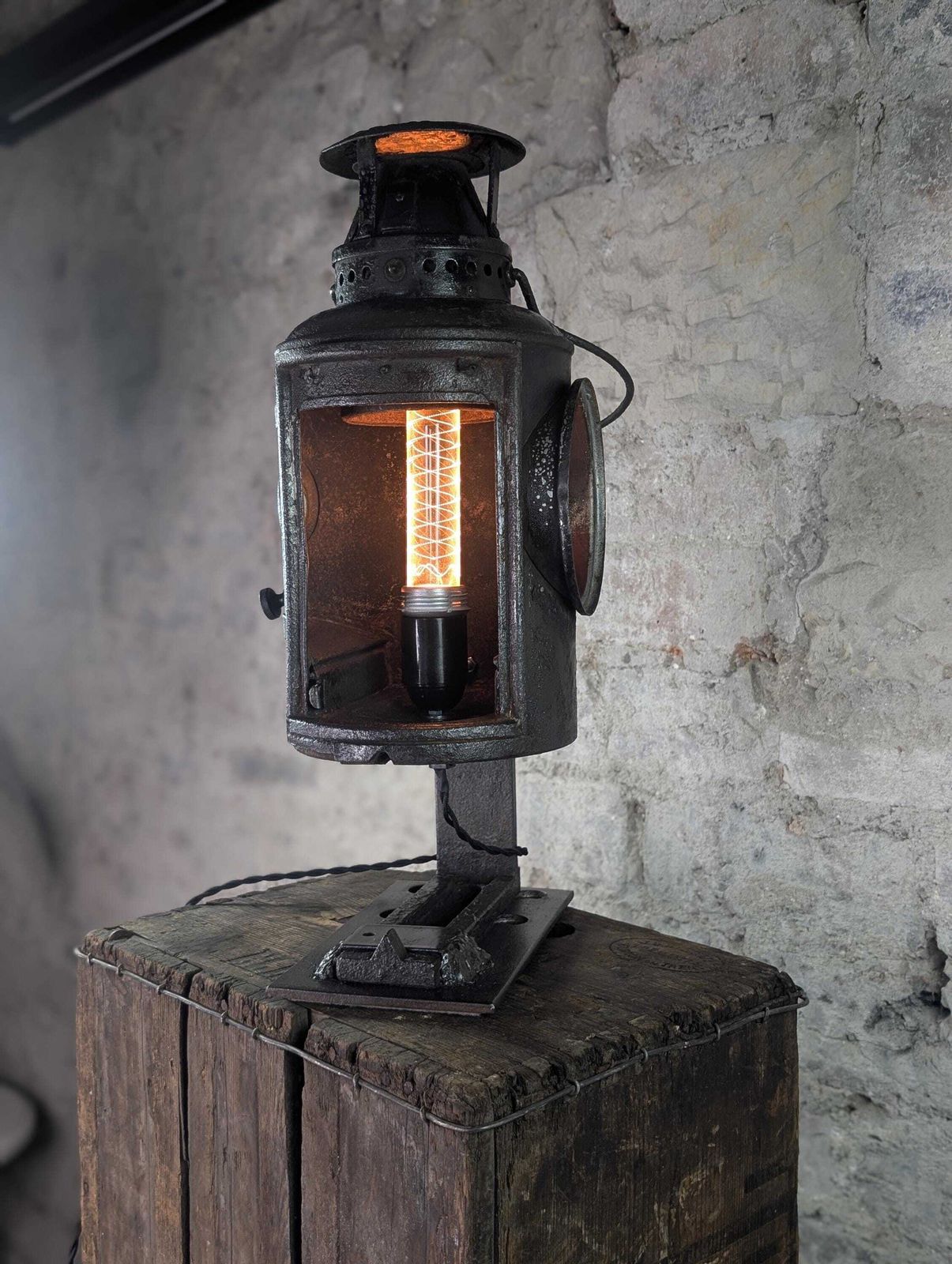 photo furniture Vintage Adlake spoorwegsignaallamp, omgebouwde industriële tafellamp, Britse spoorweglantaarn, antieke spoorwegverlichting, uniek exemplaar