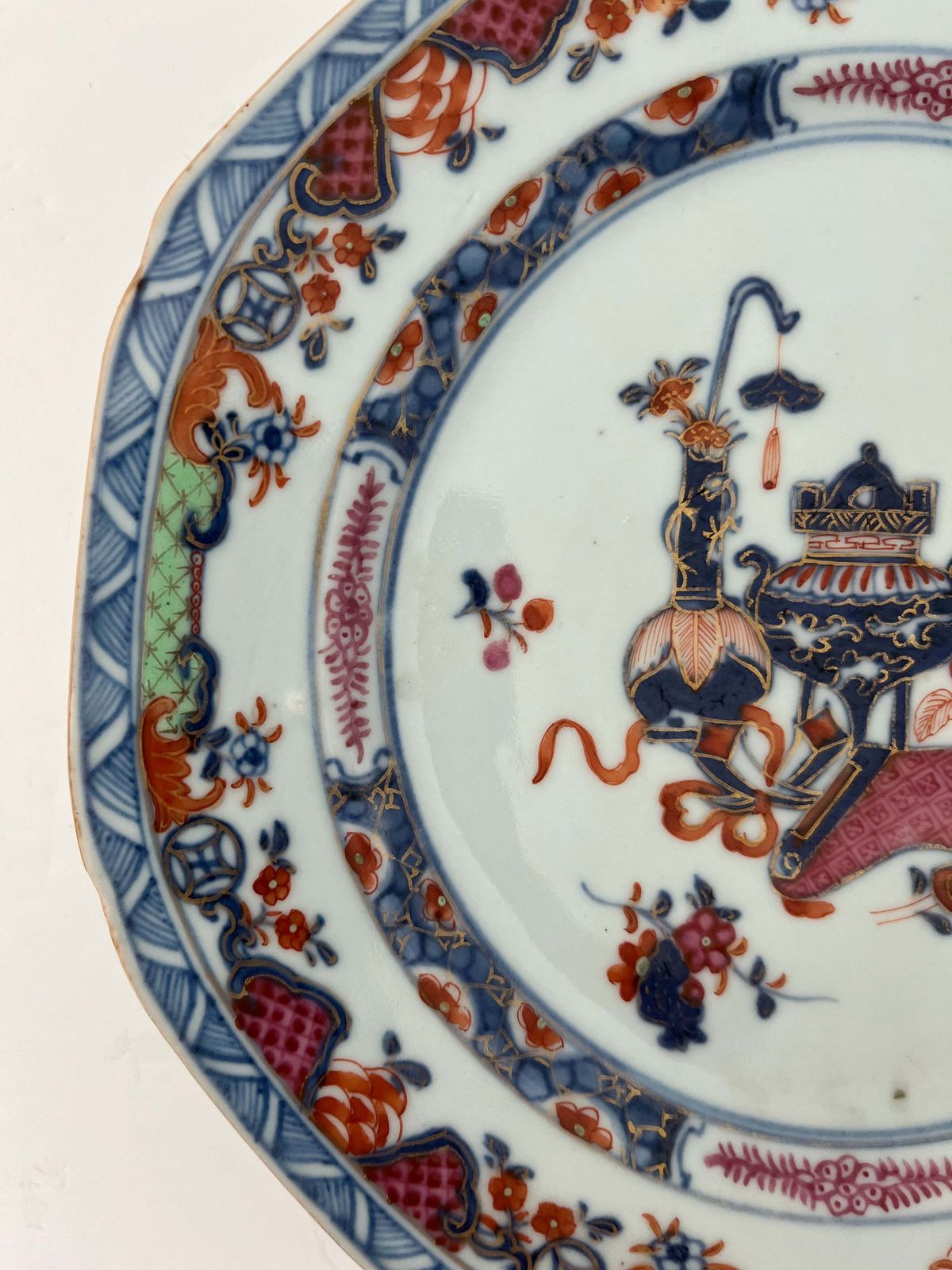Handgeschilderd octagonaal Chinees porseleinen bord, Qing-dynastie, ca. 1730s photo Woonaccessoires