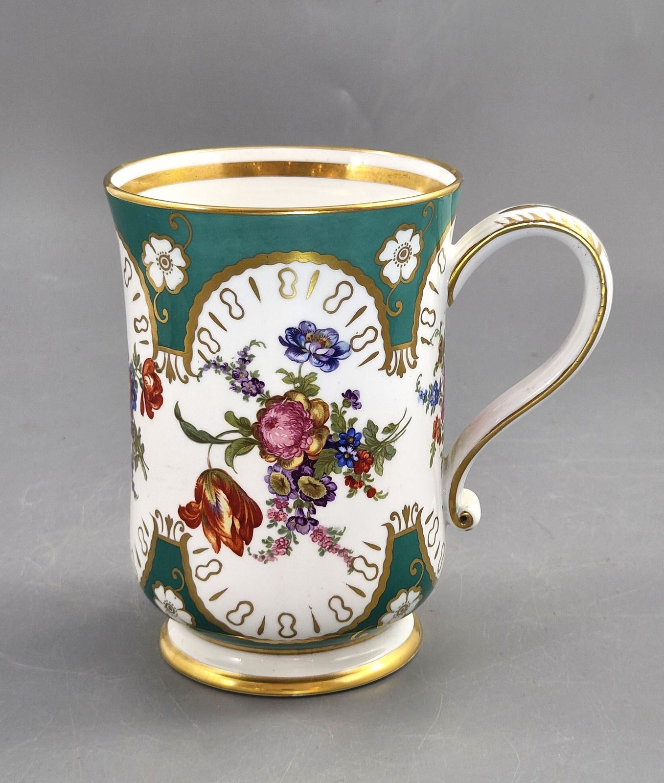 Antiek Frans Old Paris Porselein Kabinetsbeker, Sèvres-stijl Groene Fond, ca. 1850 photo furniture