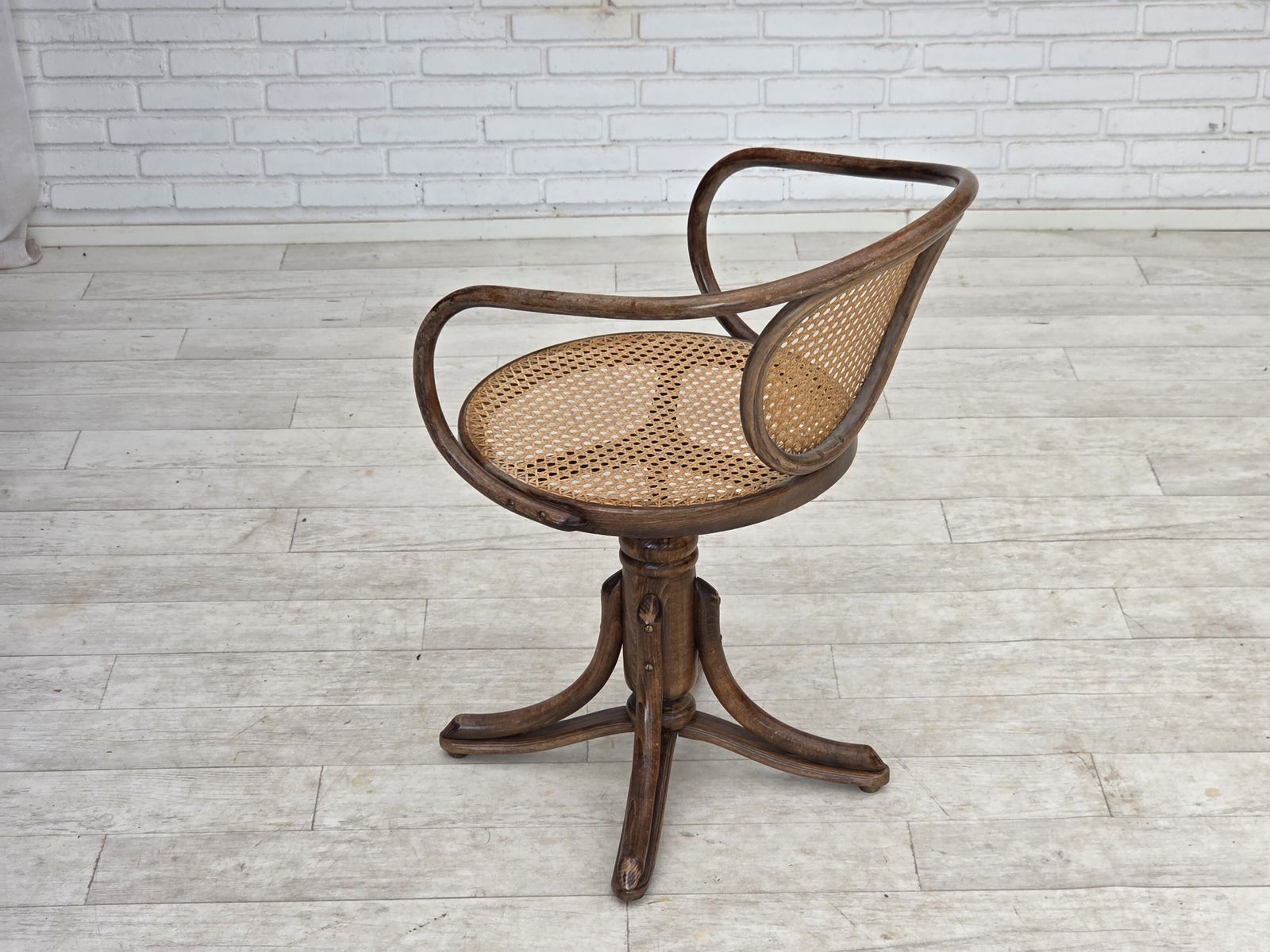 photo vintage 1950s, Swivel Armchair, Bent Wood, Furniture Mesh.