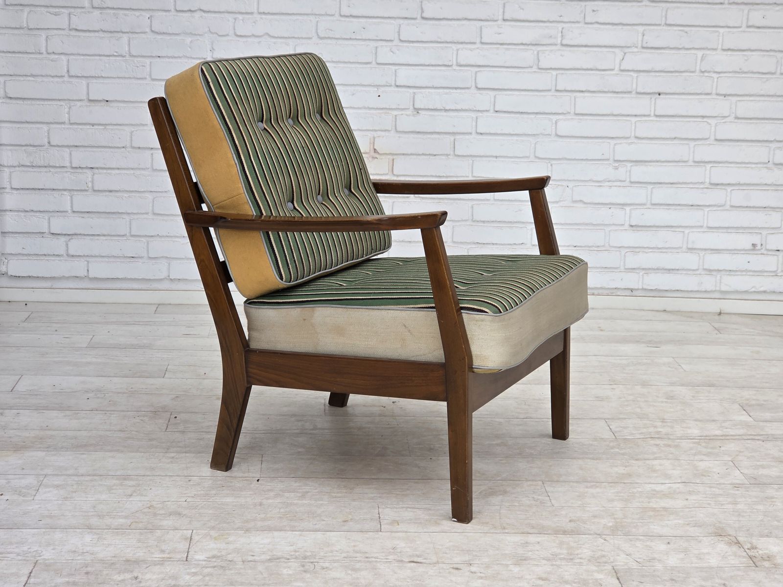 Jaren 1960, Deense fauteuil, meubelwol, beukenhout. photo furniture