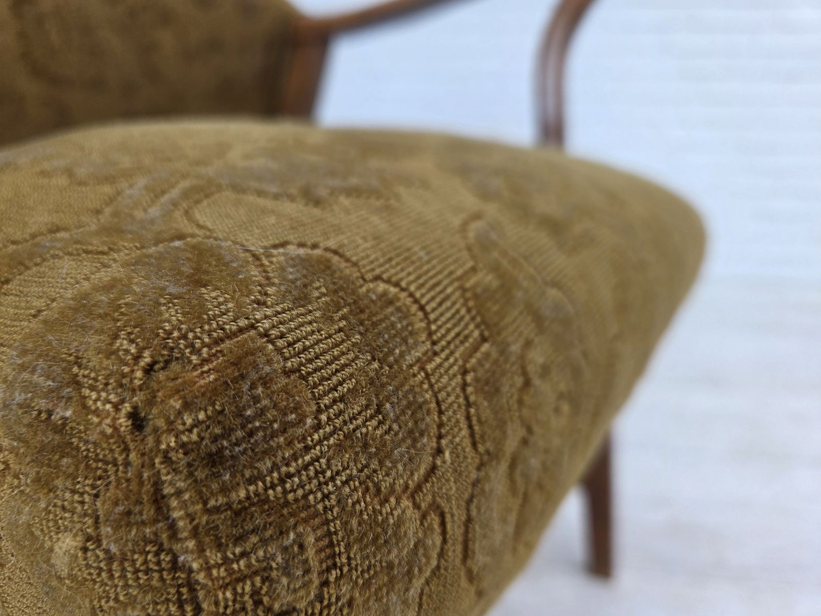 Ca. jaren 1960, Deense Vintage Fauteuil, Meubelwol, Beukenhout. photo vinterior