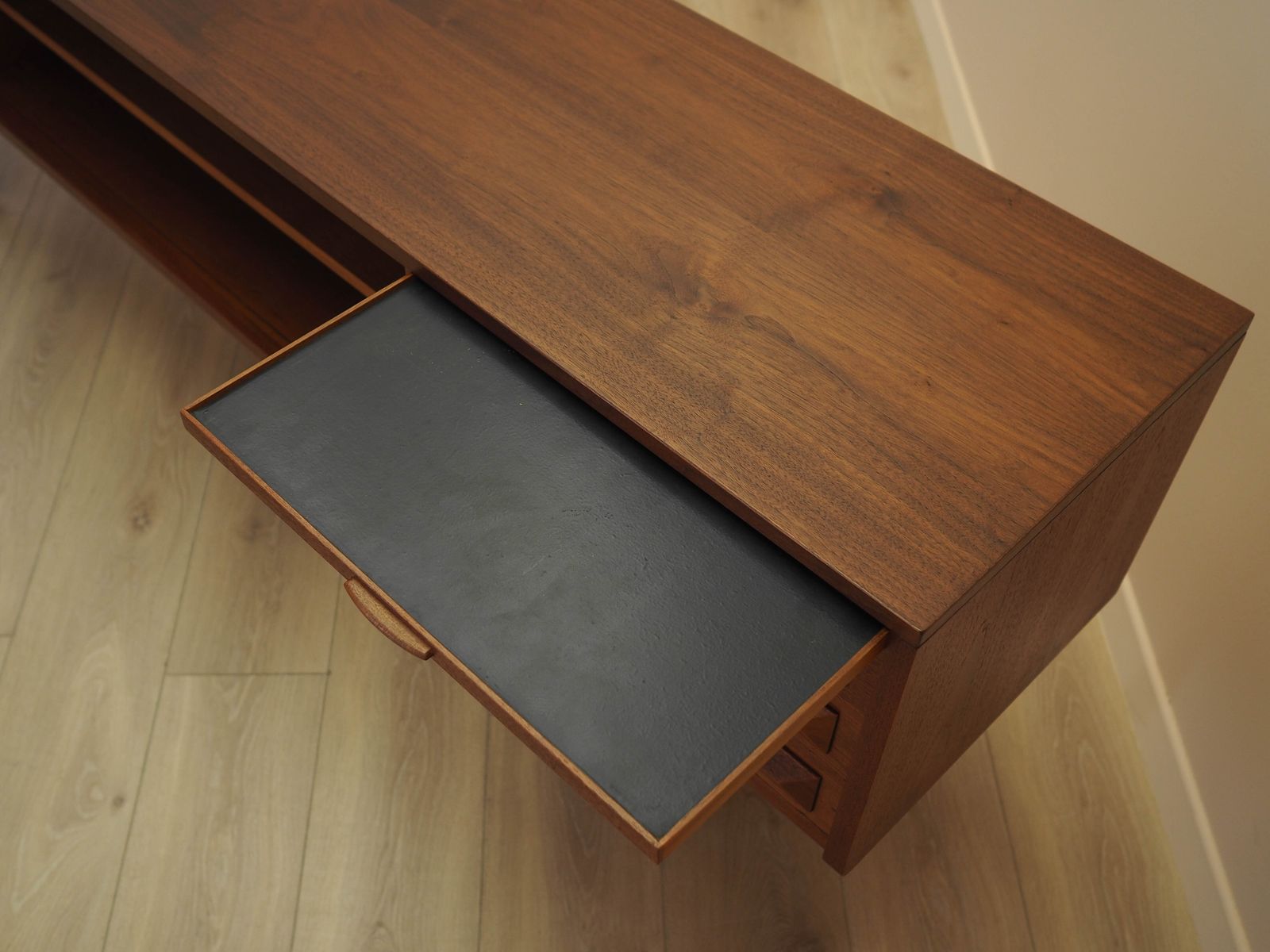 photo vinterior Deens teakhouten dressoir met uitschuifbare bladen en lades, jaren 1970