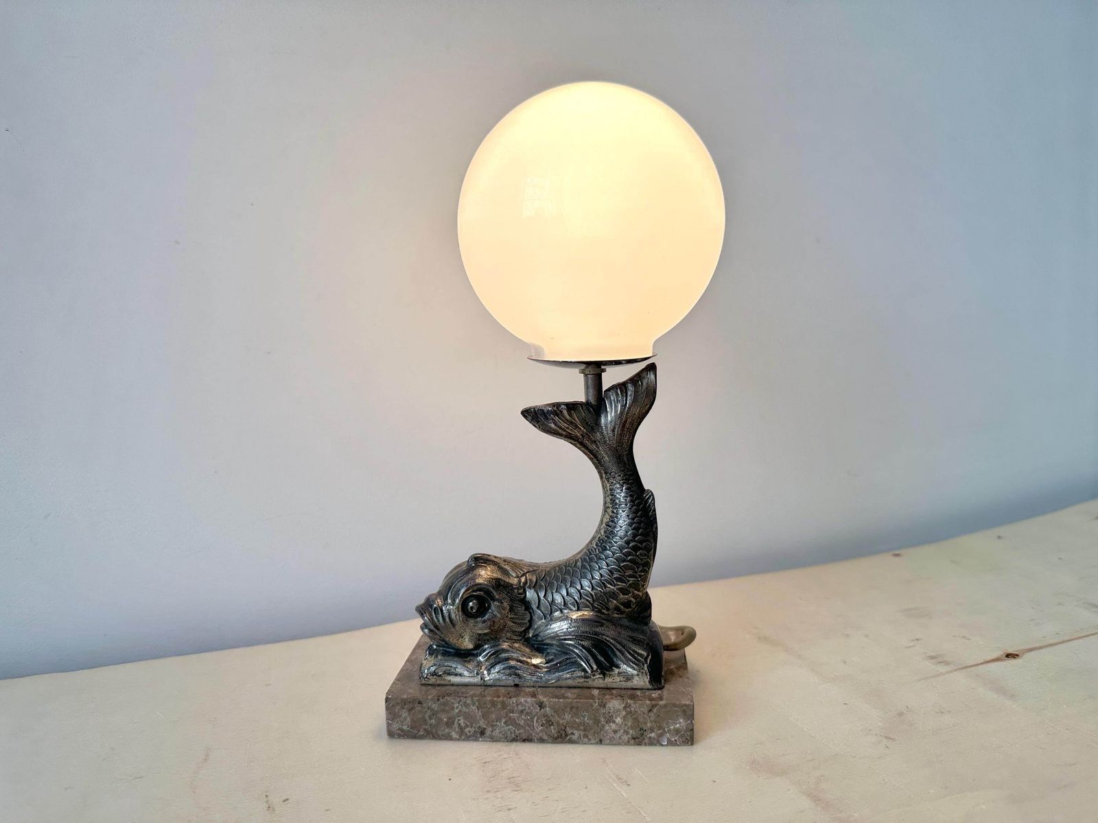 Franse dolfijntafellamp in marmer en spelter uit de jaren 1930, antieke vis art deco verlichting bol photo furniture