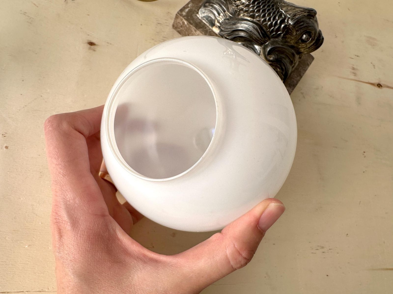 photo vintage Franse dolfijntafellamp in marmer en spelter uit de jaren 1930, antieke vis art deco verlichting bol