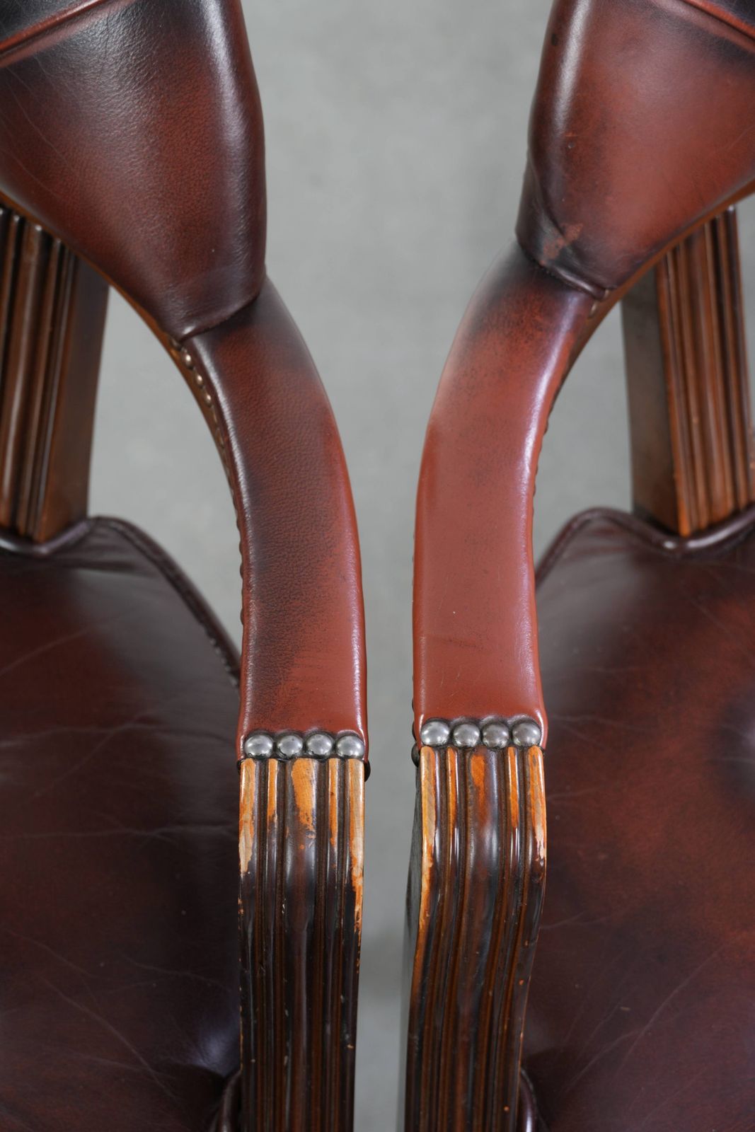 Donkerbruin set van twee koehiden Chesterfield eetkamer-, zij- en bureaustoelen in Engelse stijl photo vintage