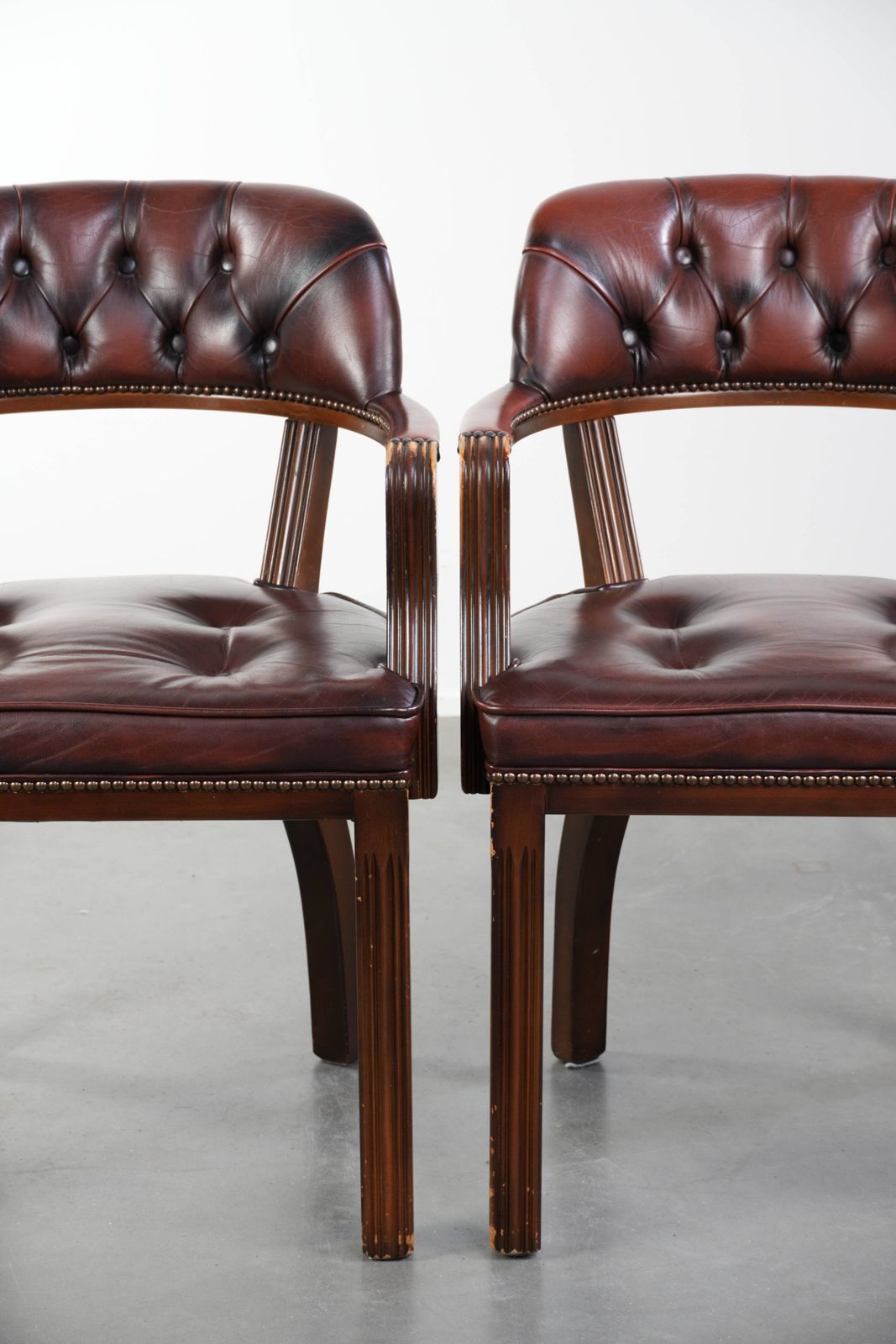 photo for sale Donkerbruin set van twee koehiden Chesterfield eetkamer-, zij- en bureaustoelen in Engelse stijl