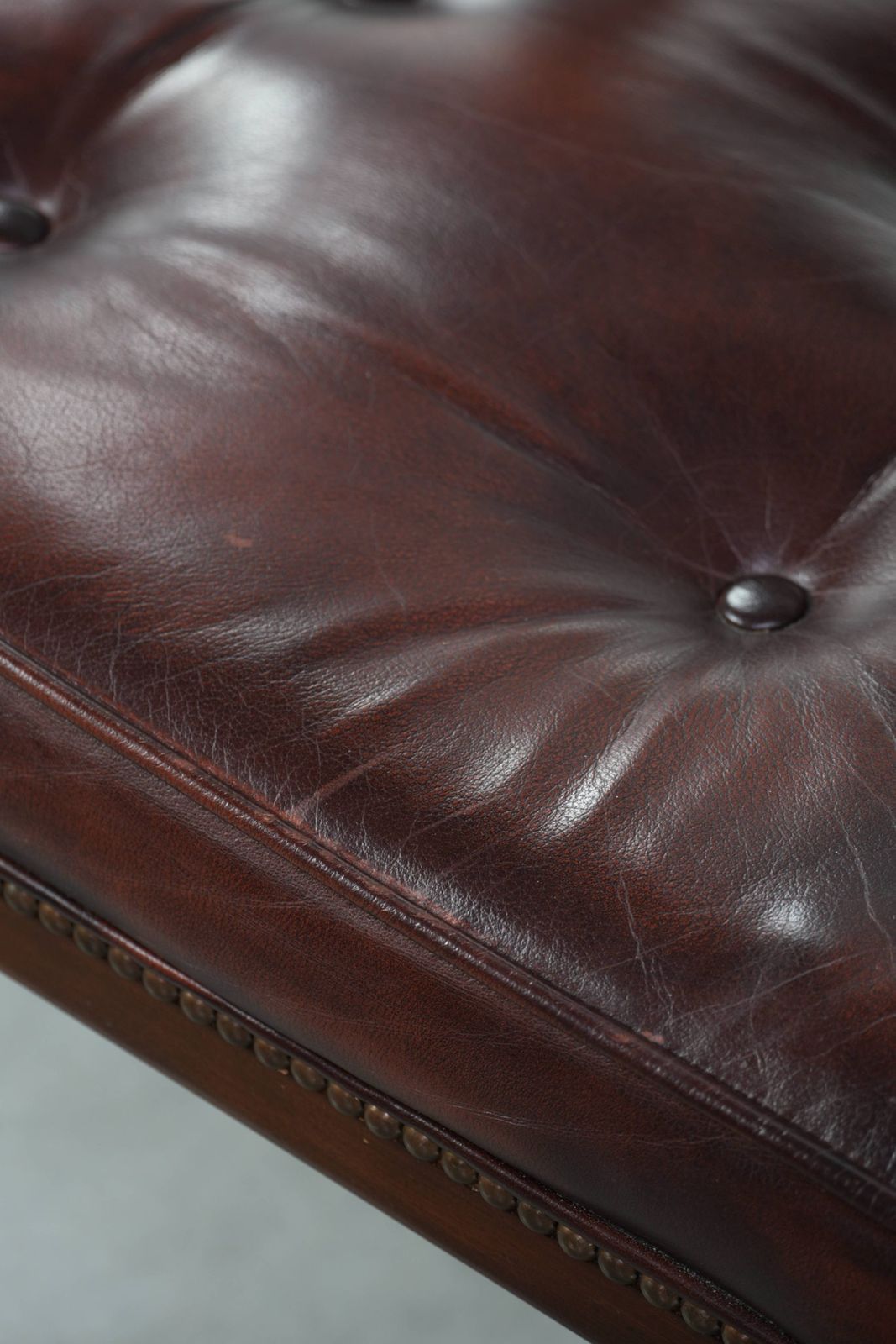 photo vinterior Donkerbruin set van twee koehiden Chesterfield eetkamer-, zij- en bureaustoelen in Engelse stijl