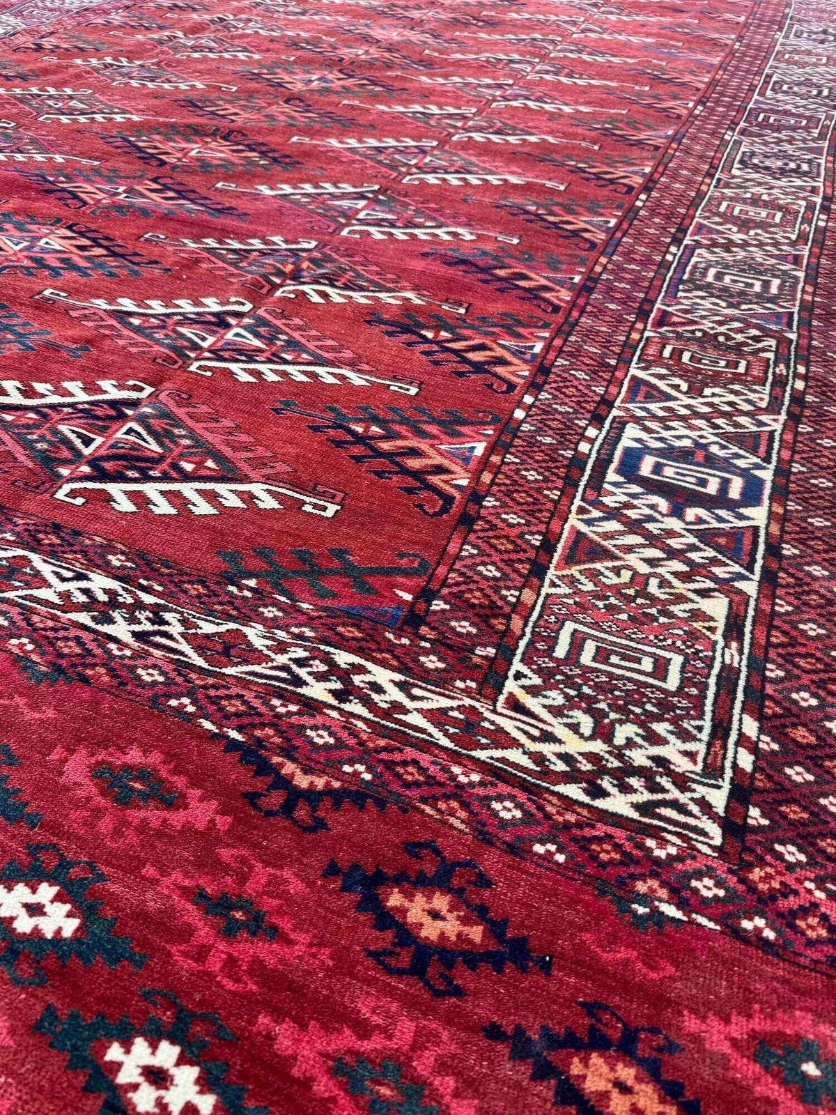 photo furniture Antiek Turkmeens Yomut tapijt 2,98 m x 1,94 m