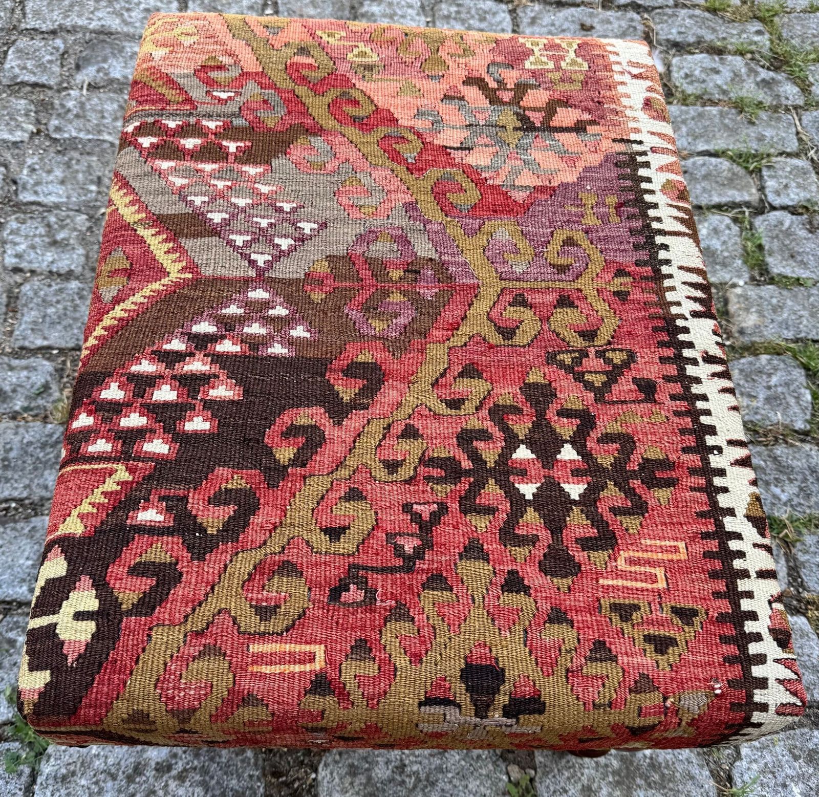 Kilim Beklede Kruk 0,63m x 0,47m x H0,39m photo vinterior
