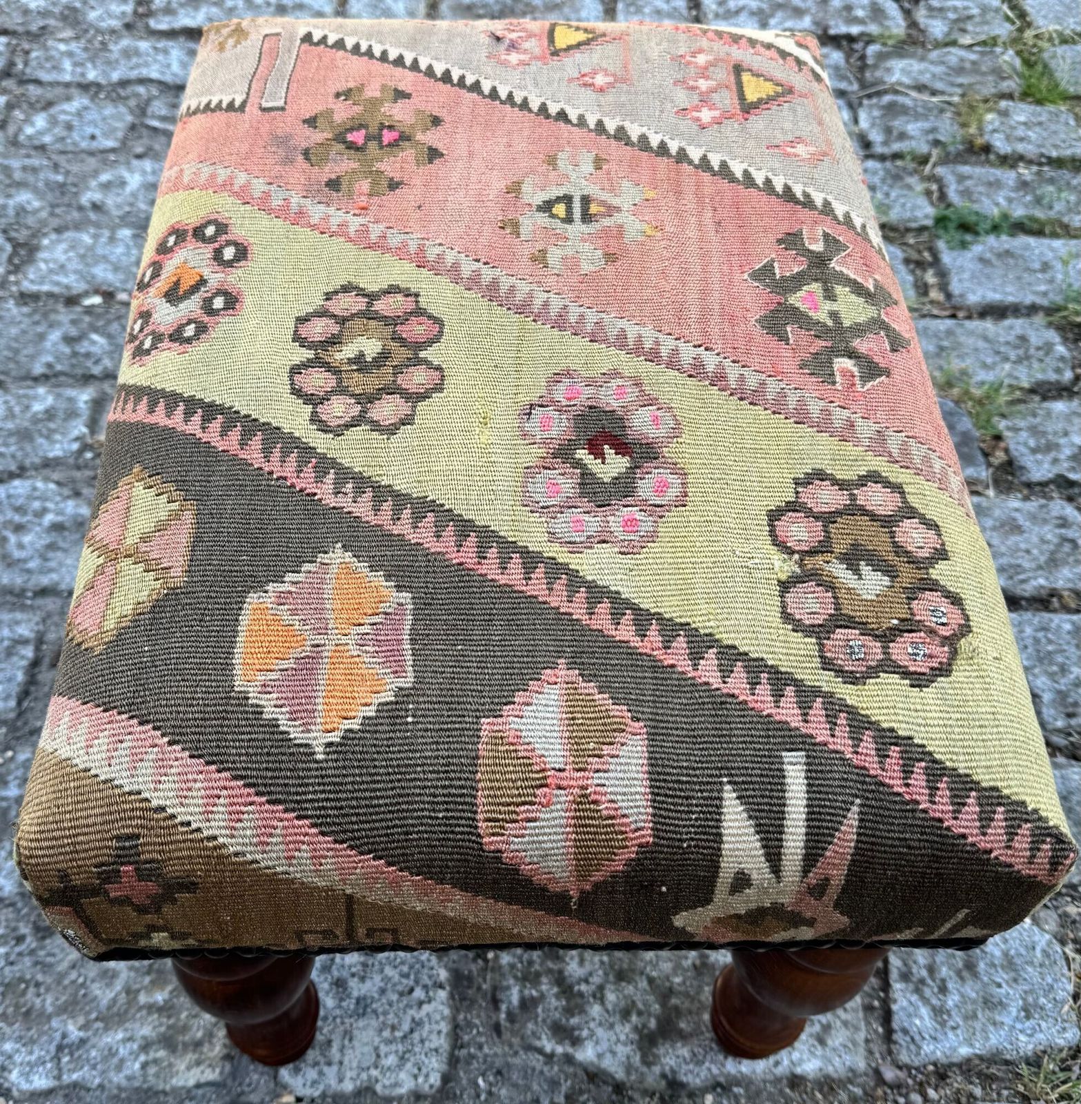 Kilim Beklede Kruk 0,52m x 0,37m x H0,38m photo Meubels