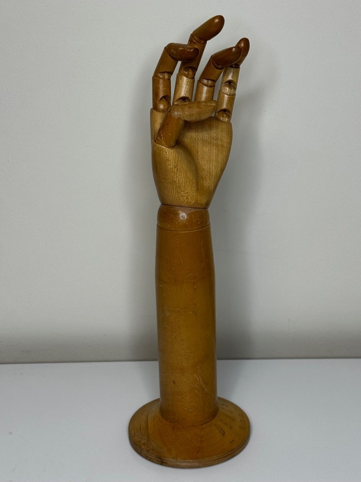 Antieke winkelstandaard, gelede handmodel voor Dents of Worcester handschoenen, ca. 1920 photo for sale