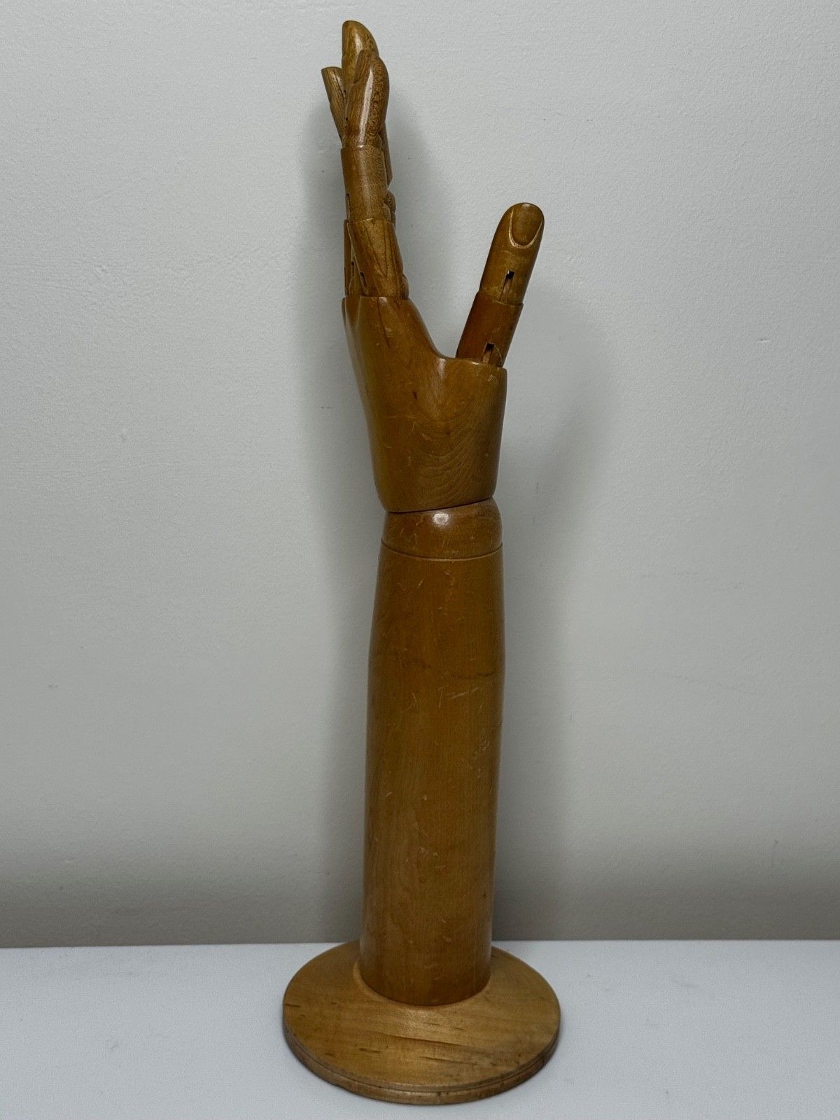 Woonaccessoires Antieke winkelstandaard, gelede handmodel voor Dents of Worcester handschoenen, ca. 1920 photo