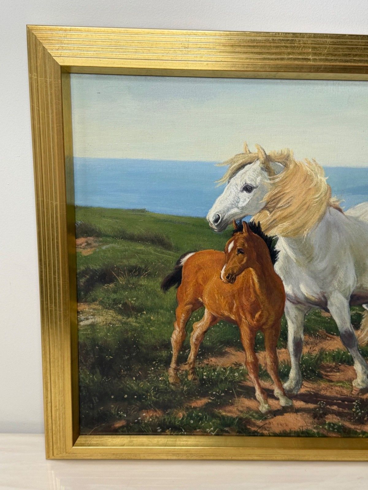photo furniture Equestrian olieverfschilderij grijze merrie naast voskleurig veulen "Mother And Son"