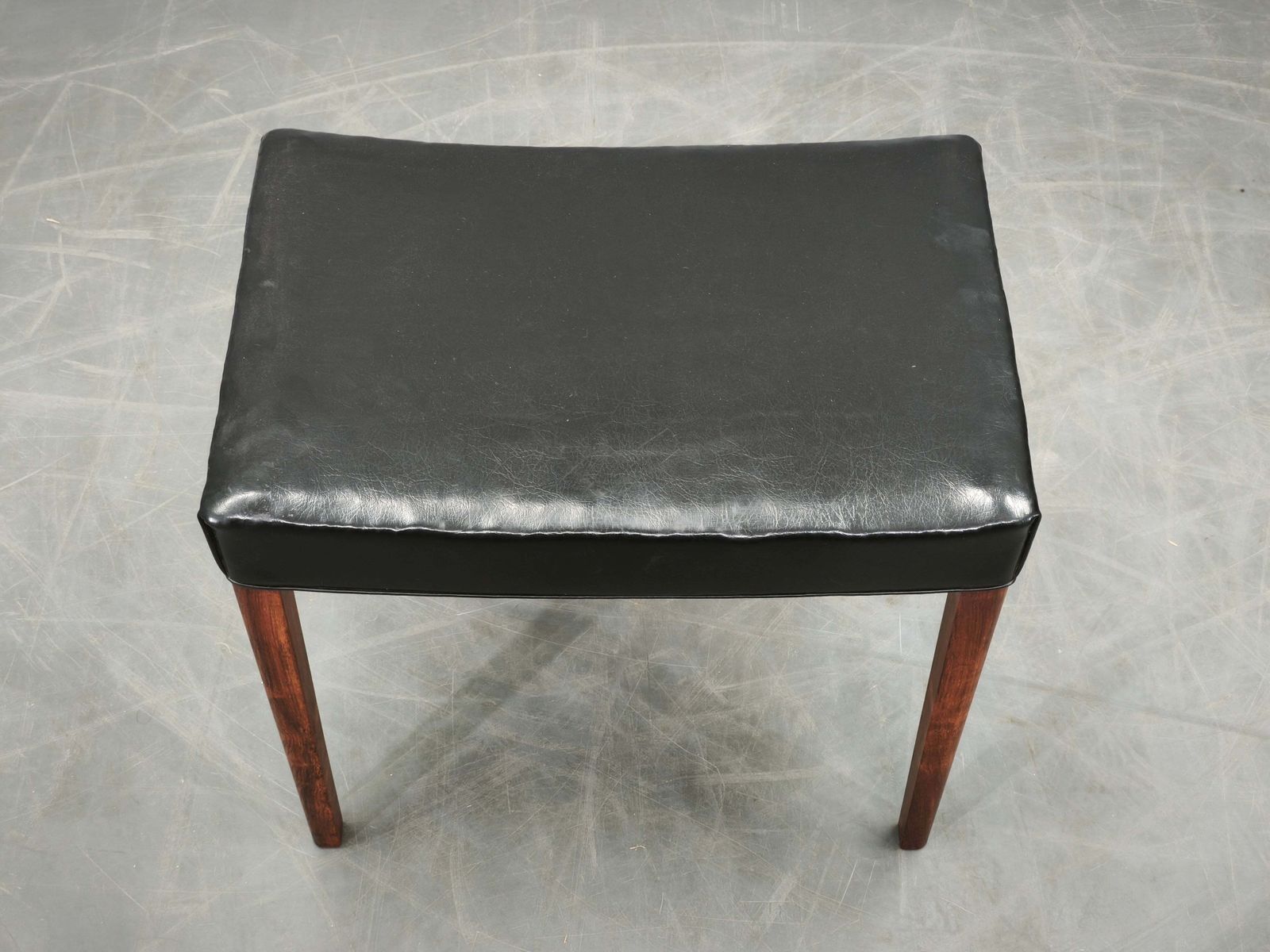 Jaren 1960 Danish Modern, Mid-Century Modern, kruk van hout en zwart leer photo Meubels