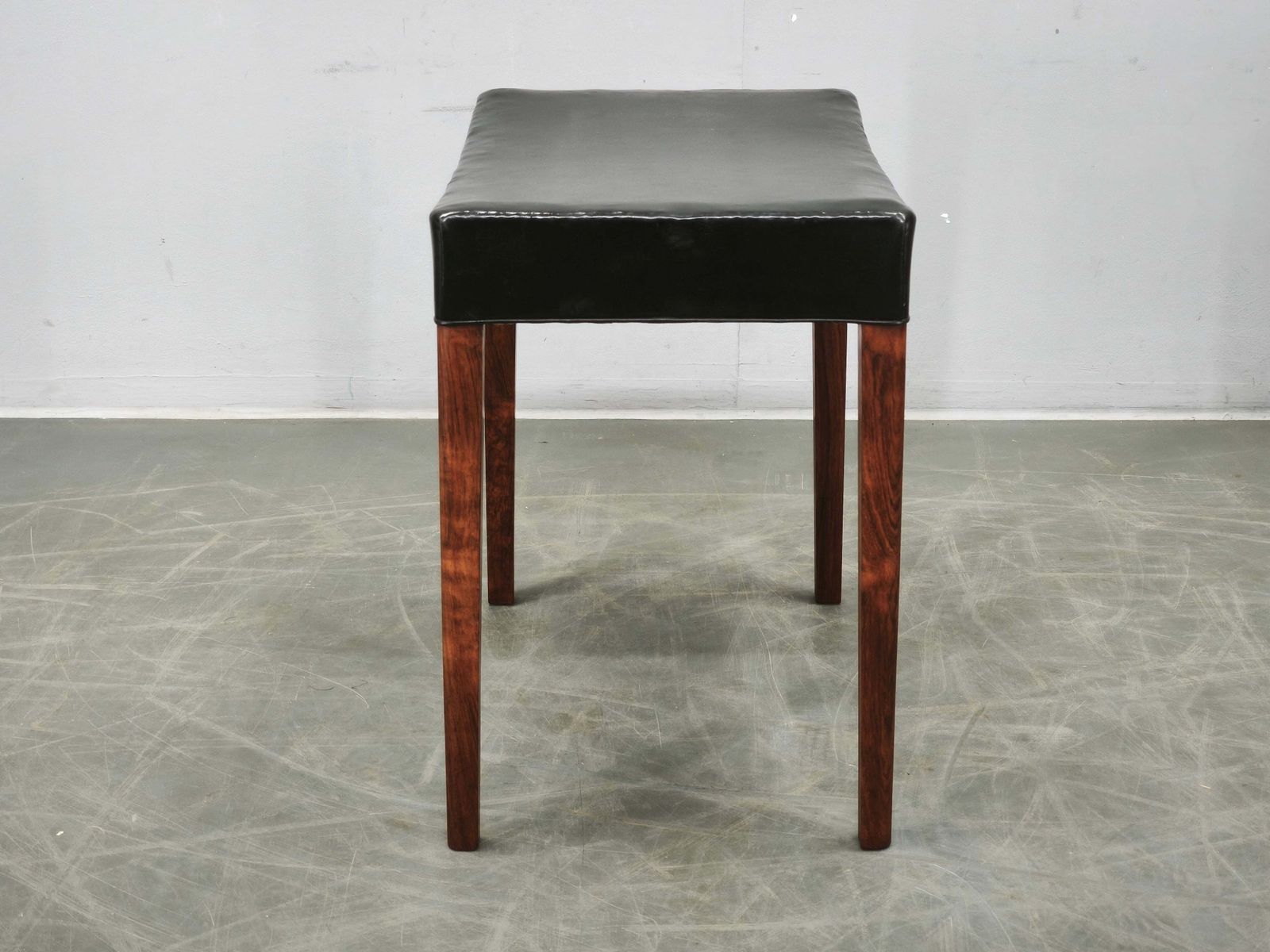 Jaren 1960 Danish Modern, Mid-Century Modern, kruk van hout en zwart leer photo 321.0