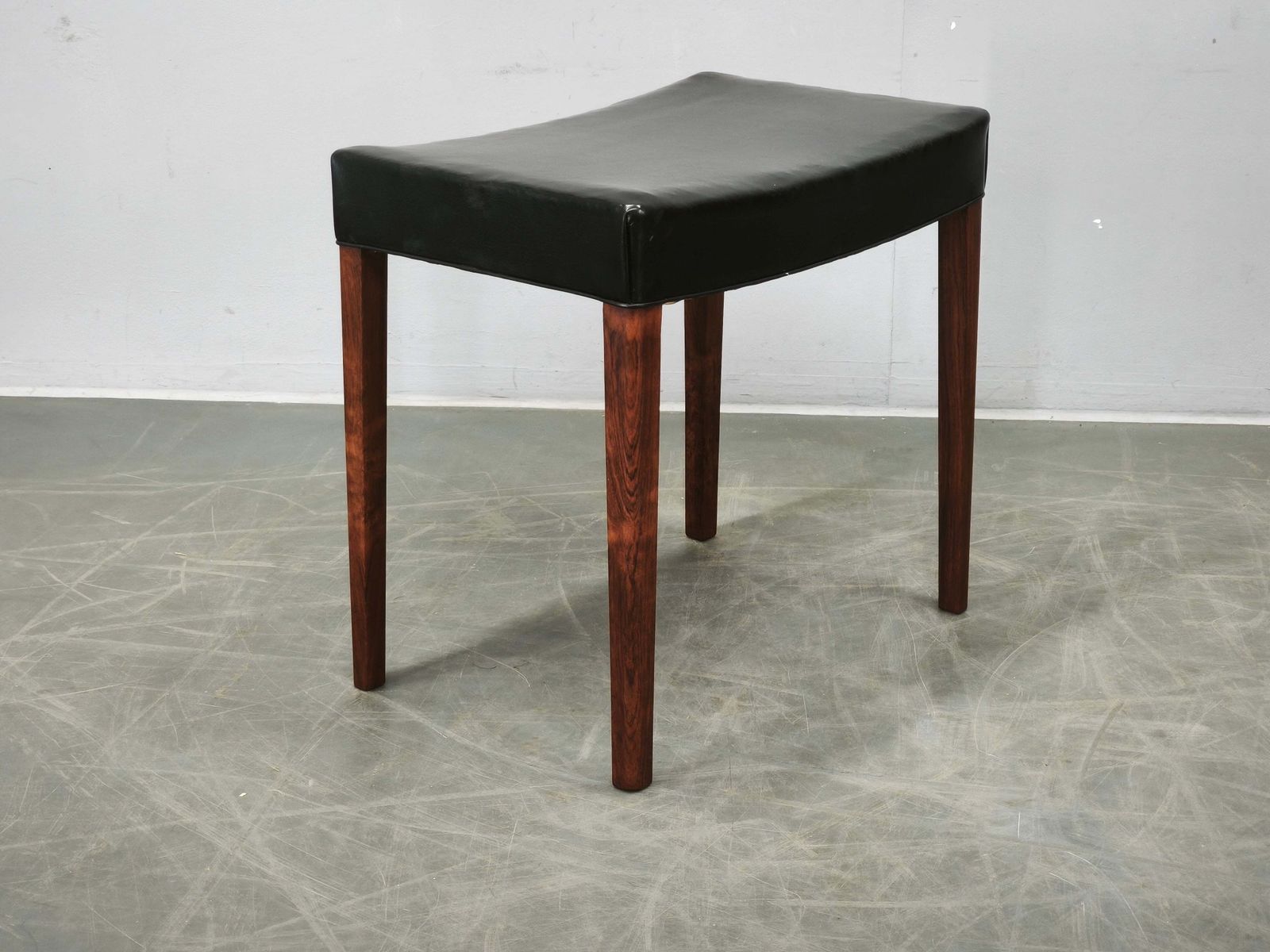 photo for sale Jaren 1960 Danish Modern, Mid-Century Modern, kruk van hout en zwart leer