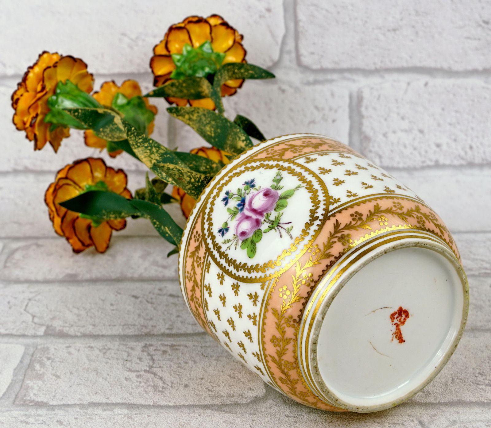Bouquet de soucis français par Didier Gardillou - Contemporain - Pot en porcelaine de Paris du XVIIIe siècle, manufacture À la Reine photo vinterior
