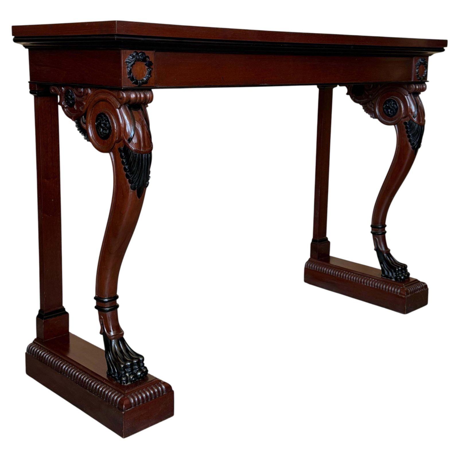 Console d'époque néoclassique en acajou, pieds en patte sculptés et détails ébonisés