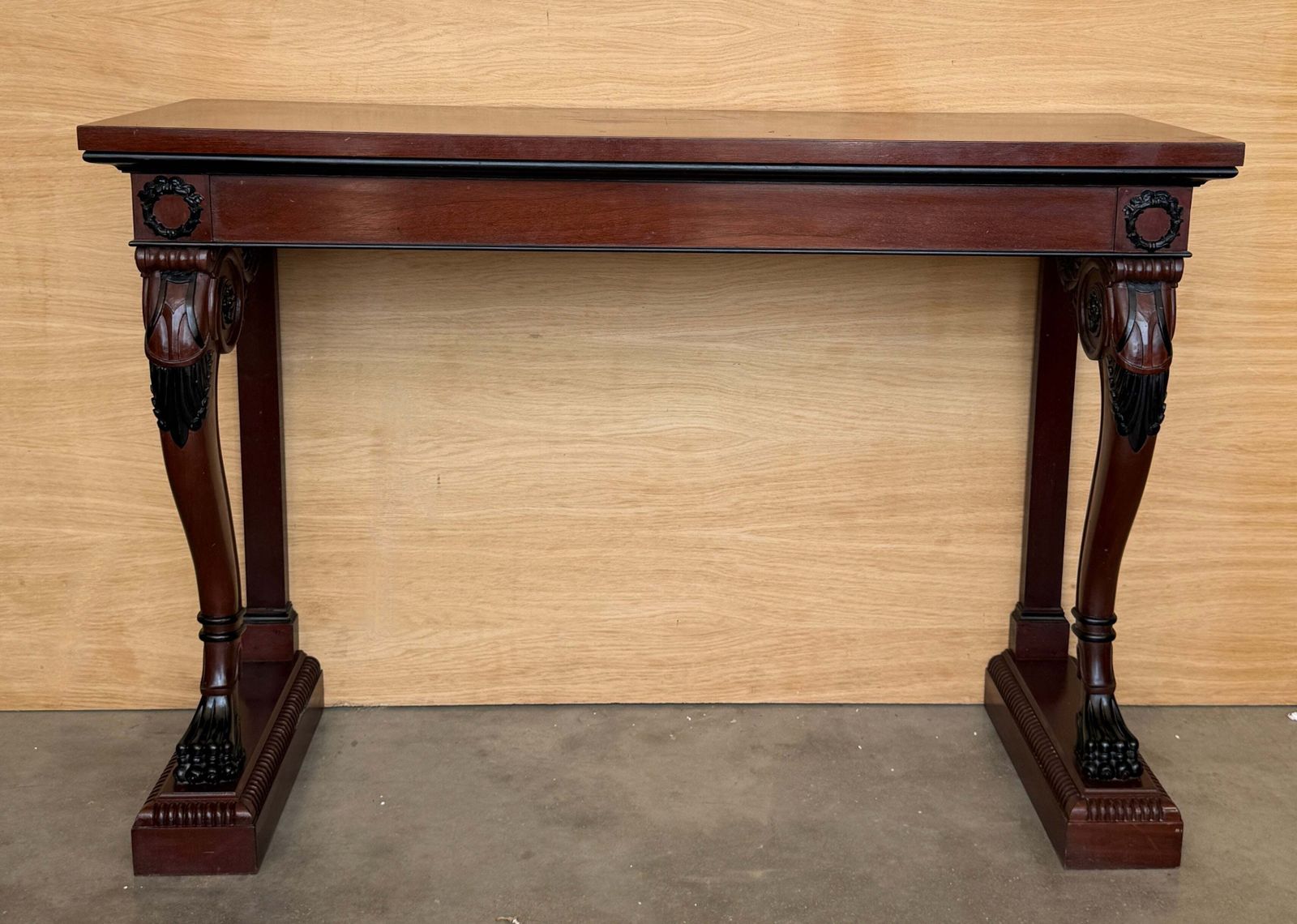 Console d'époque néoclassique en acajou, pieds en patte sculptés et détails ébonisés photo for sale