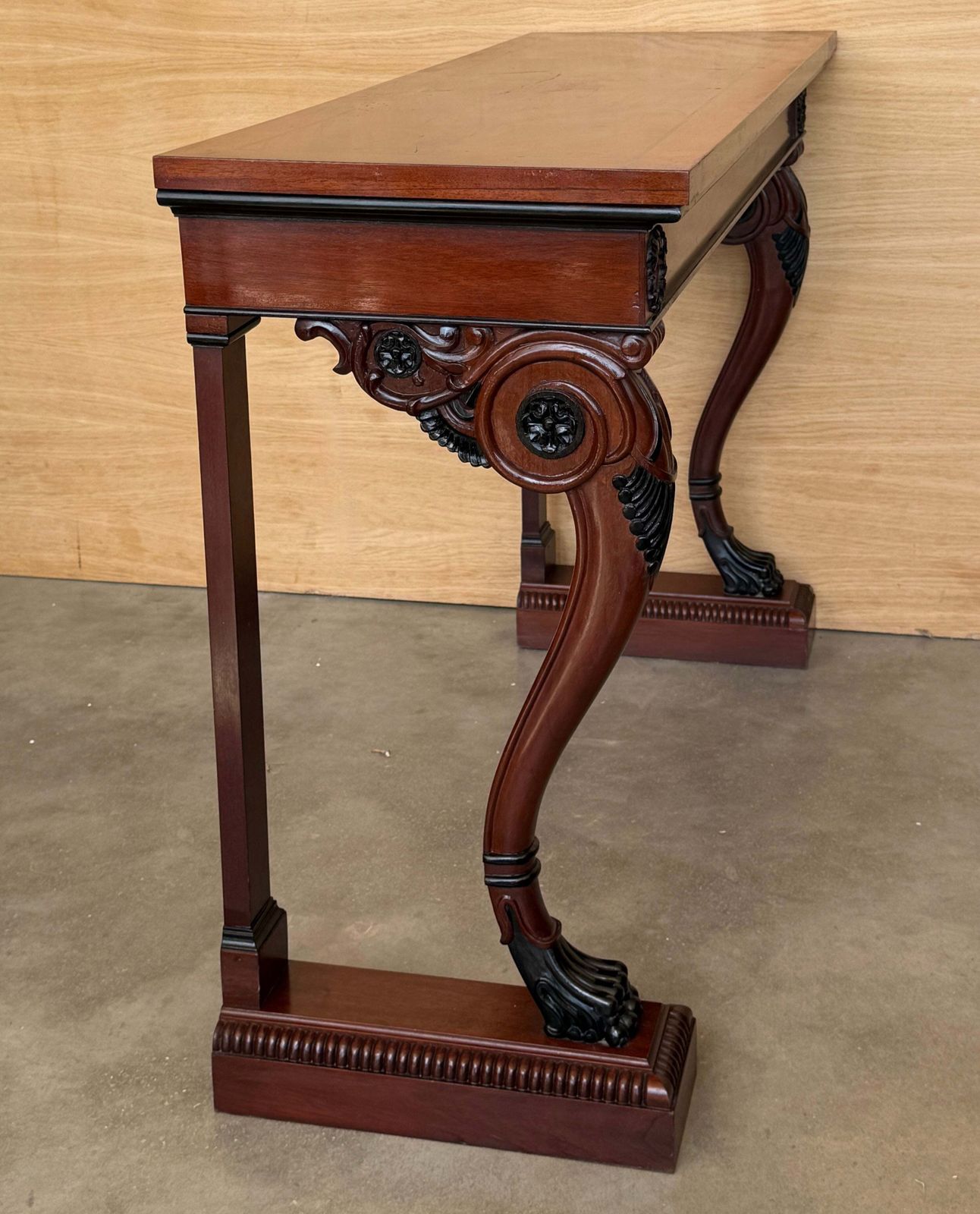 Console d'époque néoclassique en acajou, pieds en patte sculptés et détails ébonisés photo buy