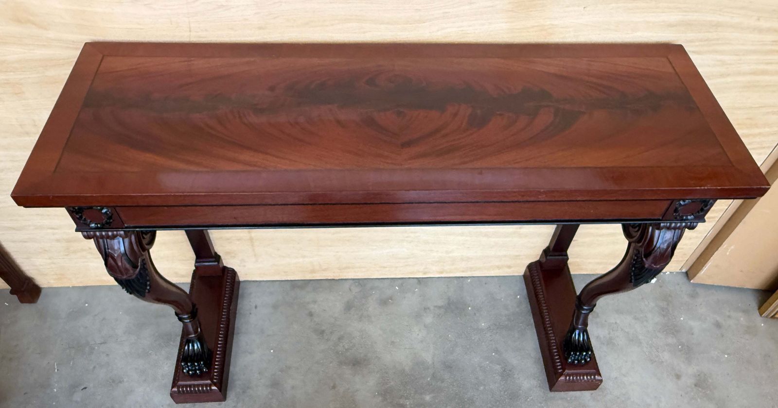 photo furniture Console d'époque néoclassique en acajou, pieds en patte sculptés et détails ébonisés