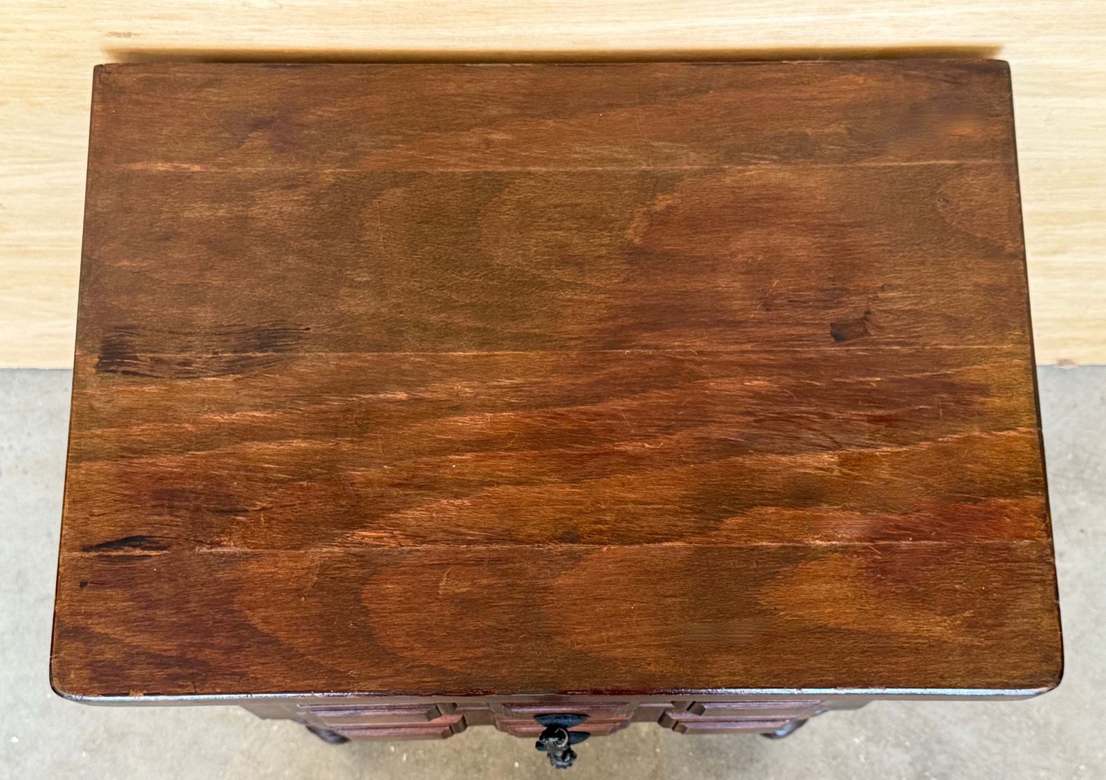 Mobilier Paire de tables de chevet espagnoles en noyer massif, à deux tiroirs et pieds tournés photo